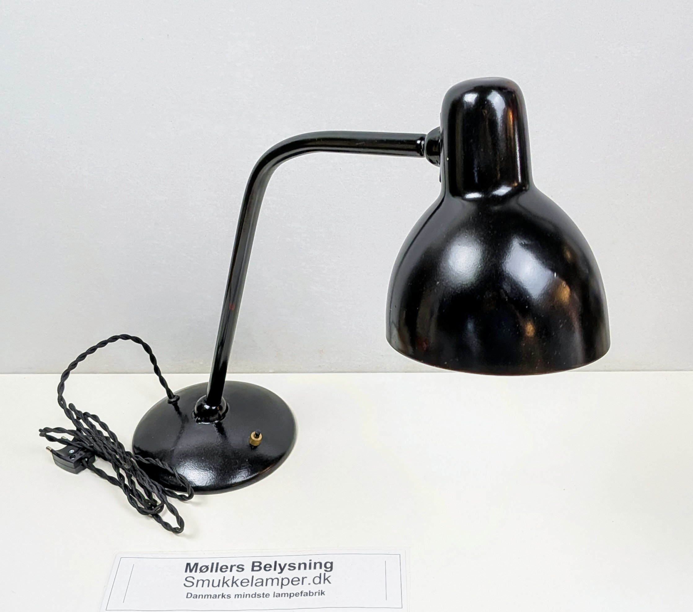 Klassisk design kontorlampe fra 1950. Restaureret. Nylakeret sort. 50 cm høj. Delvist nyt el. – produktbillede 3 – Stilfulde Bordlamper