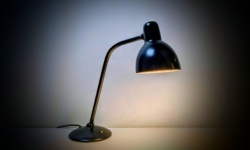 Klassisk design kontorlampe fra 1950. Restaureret. Nylakeret sort. 50 cm høj. Delvist nyt el.