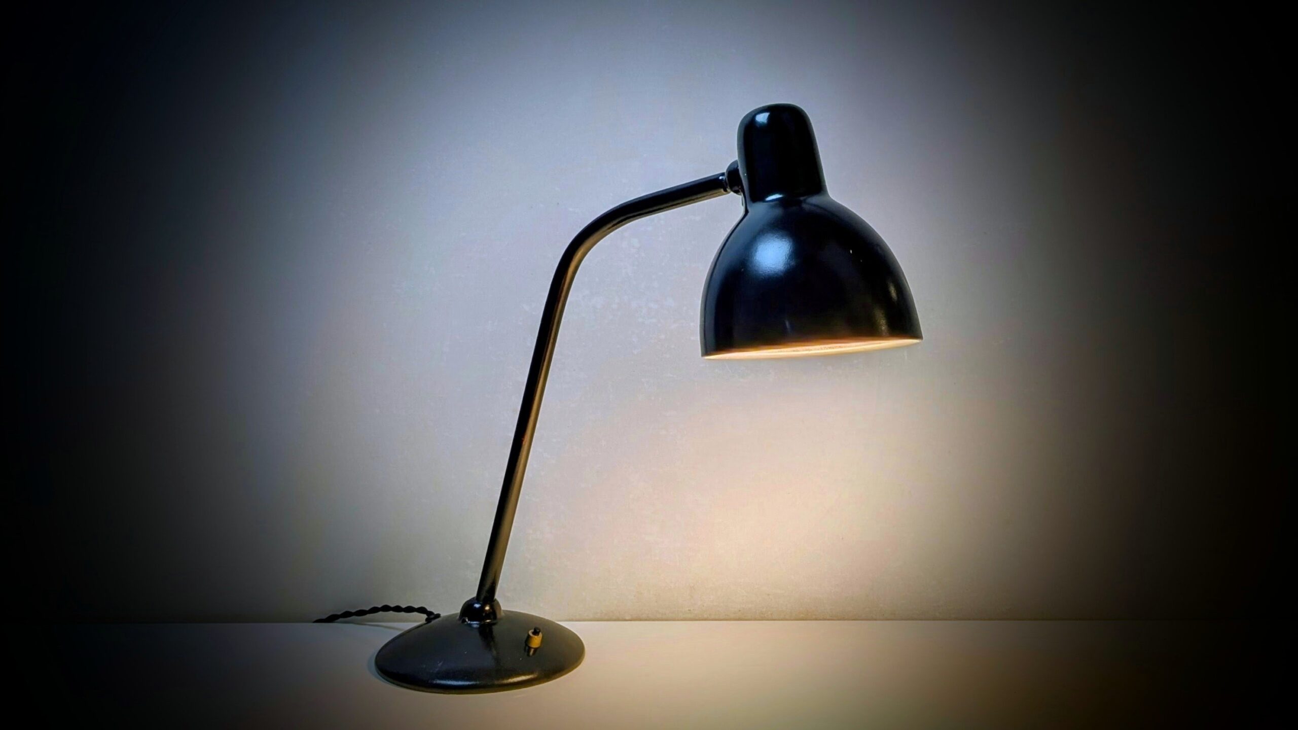 Klassisk design kontorlampe fra 1950. Restaureret. Nylakeret sort. 50 cm høj. Delvist nyt el. – Stilfulde Bordlamper