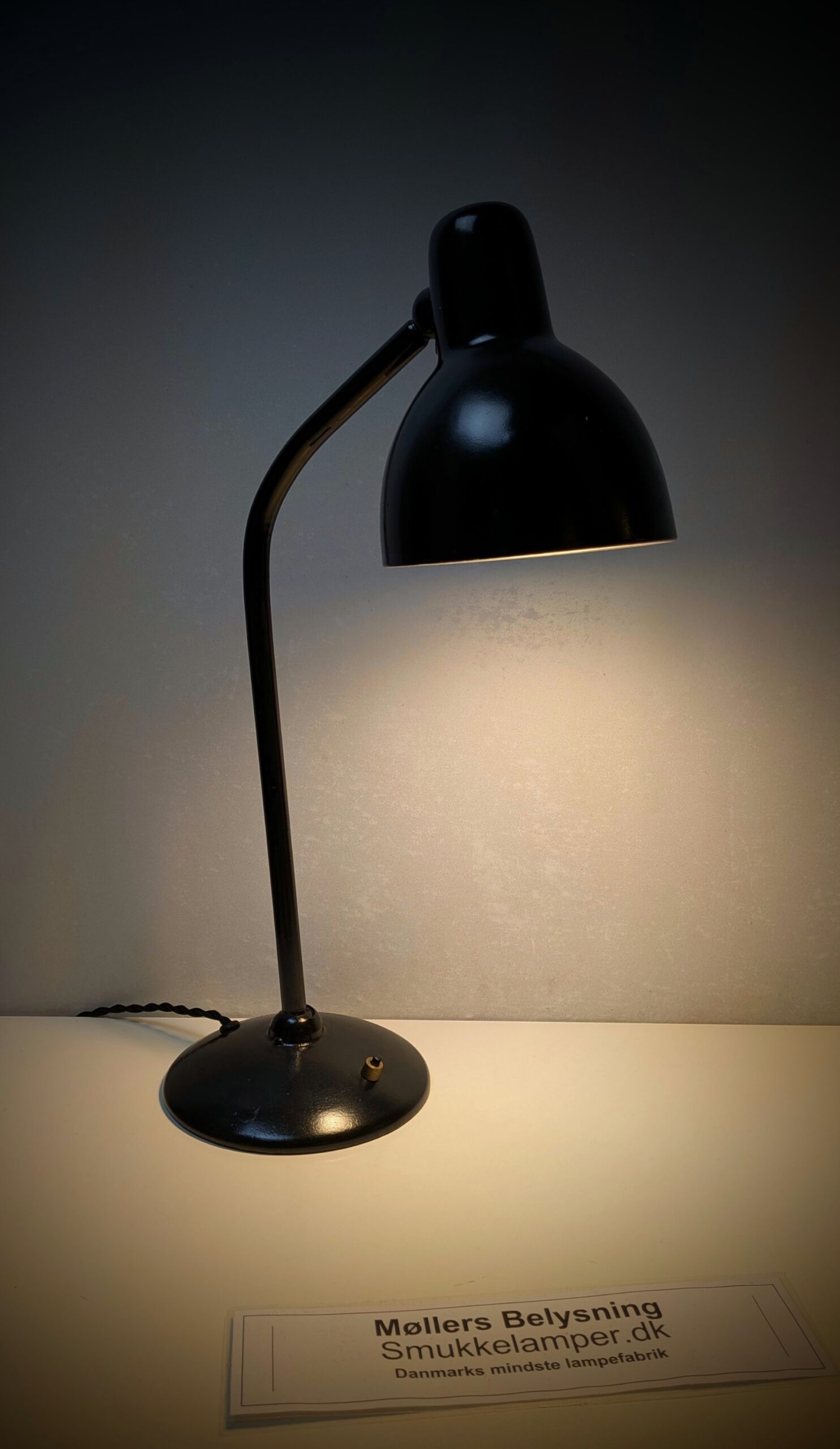 Klassisk design kontorlampe fra 1950. Restaureret. Nylakeret sort. 50 cm høj. Delvist nyt el. – produktbillede 2 – Stilfulde Bordlamper