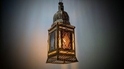 Skøn håndlavet udestue / orangeri loftlampe fra 1950. Nyt el. Marokko. 50 cmH