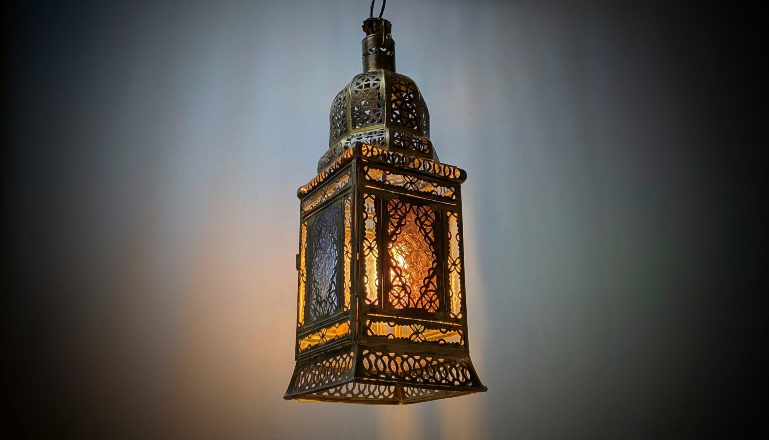 Skøn håndlavet udestue / orangeri loftlampe fra 1950. Nyt el. Marokko. 50 cmH