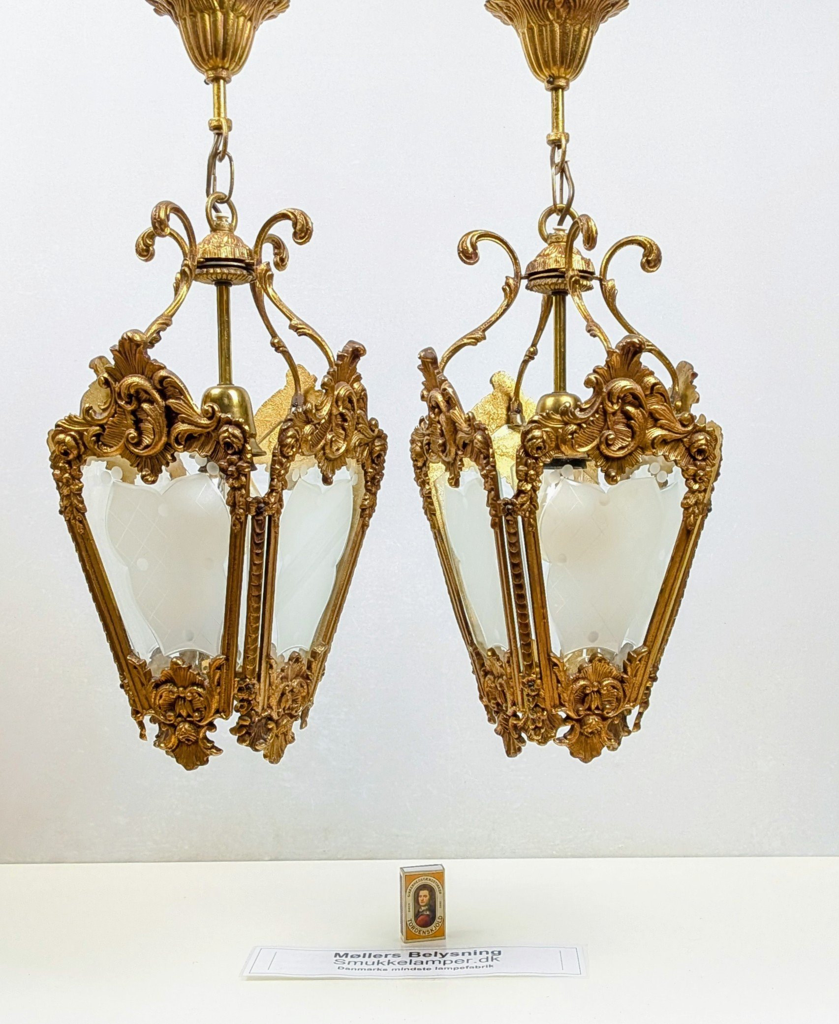 Sjældent sæt med 2 store Louis XV loftlamper i messing og ætset glas – ca. 1950. Pickup only. – produktbillede 3 – Orangeri og udestue belysning