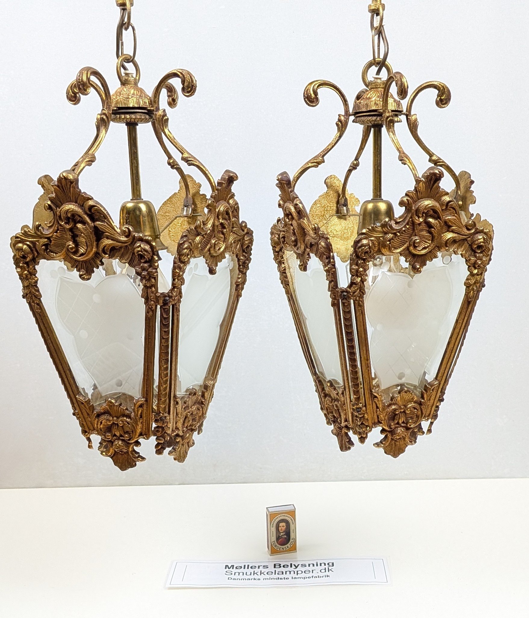 Sjældent sæt med 2 store Louis XV loftlamper i messing og ætset glas – ca. 1950. Pickup only. – produktbillede 4 – Orangeri og udestue belysning