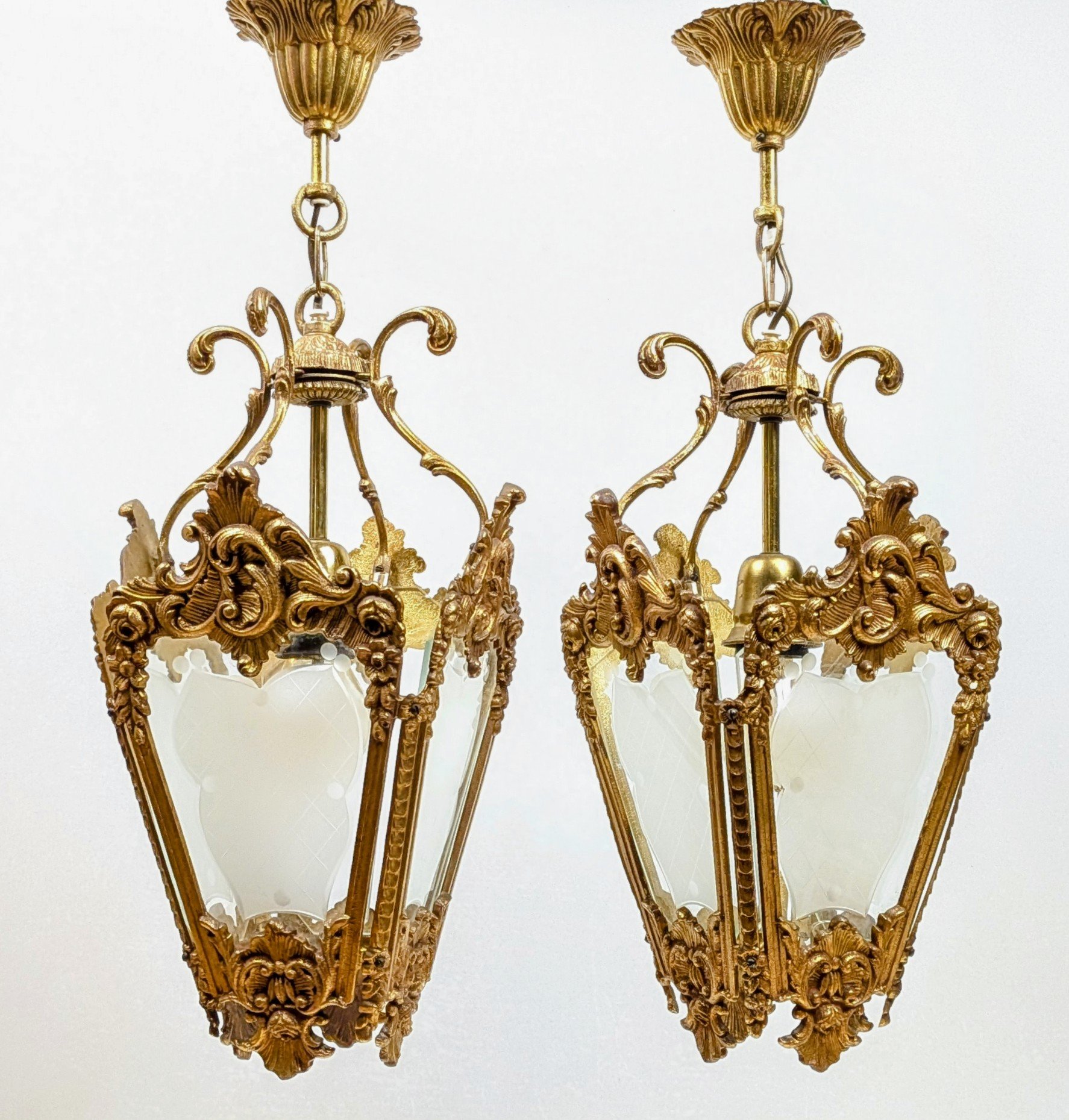 Sjældent sæt med 2 store Louis XV loftlamper i messing og ætset glas – ca. 1950. Pickup only. – produktbillede 8 – Orangeri og udestue belysning