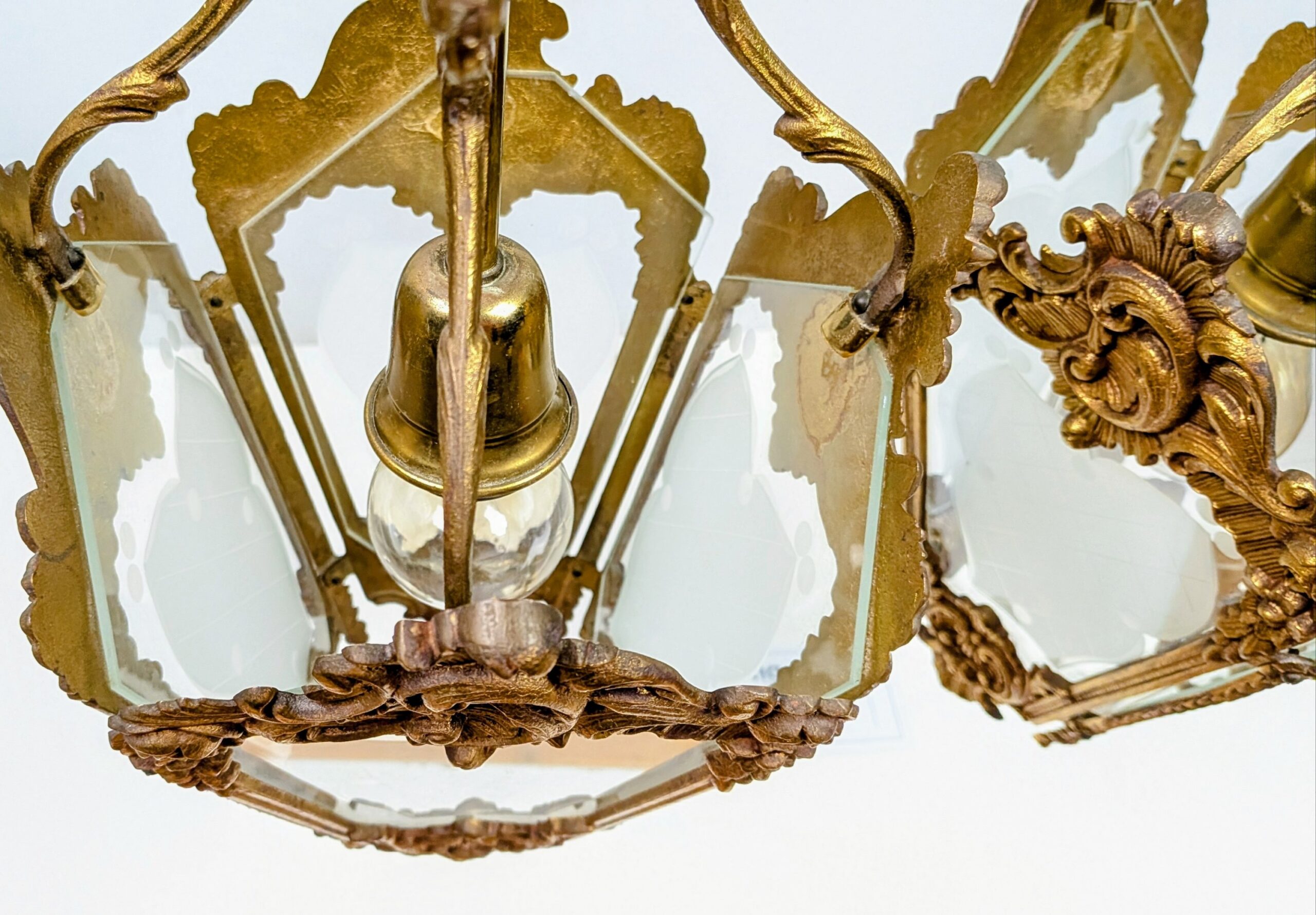 Sjældent sæt med 2 store Louis XV loftlamper i messing og ætset glas – ca. 1950. Pickup only. – produktbillede 11 – Orangeri og udestue belysning