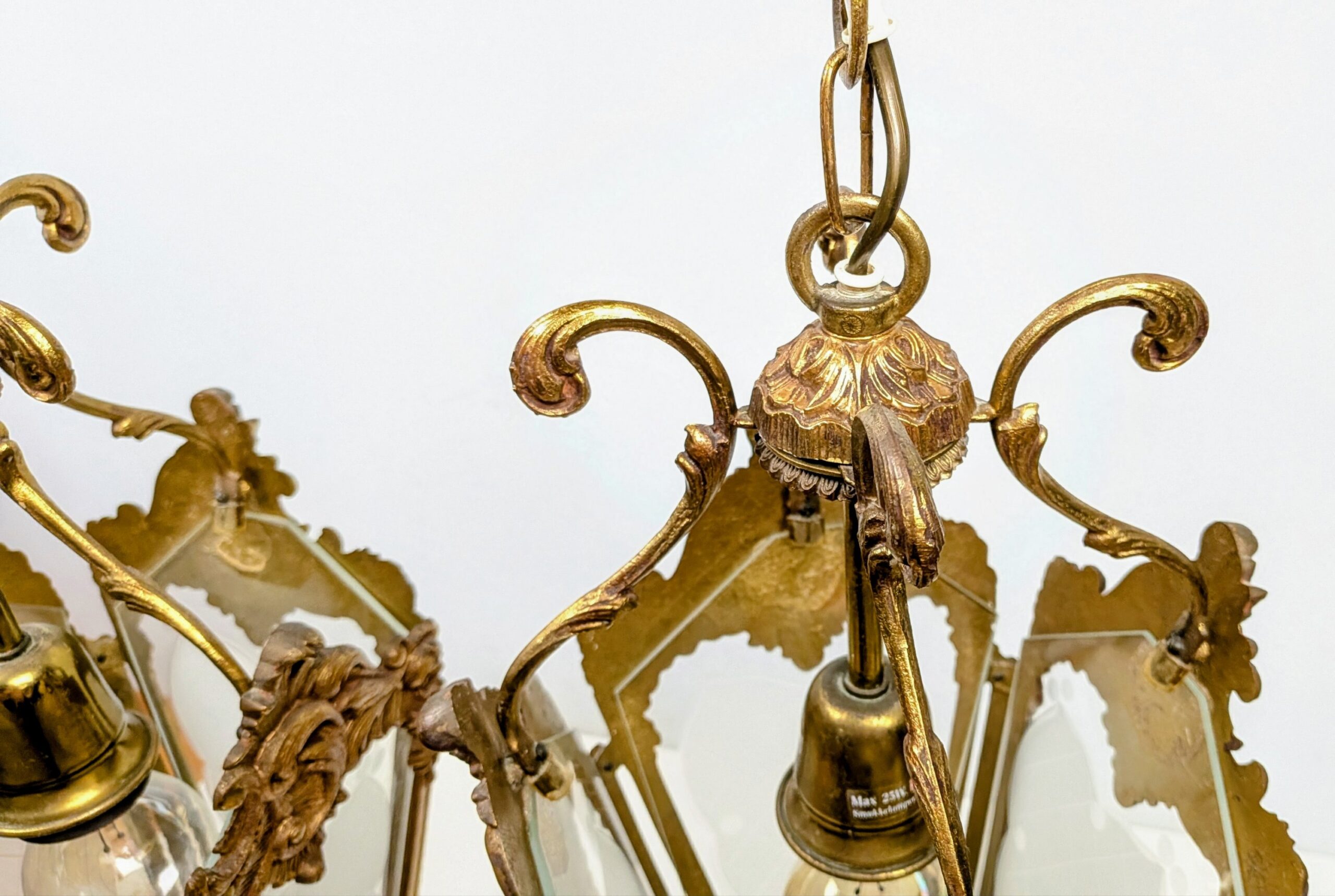 Sjældent sæt med 2 store Louis XV loftlamper i messing og ætset glas – ca. 1950. Pickup only. – produktbillede 10 – Orangeri og udestue belysning