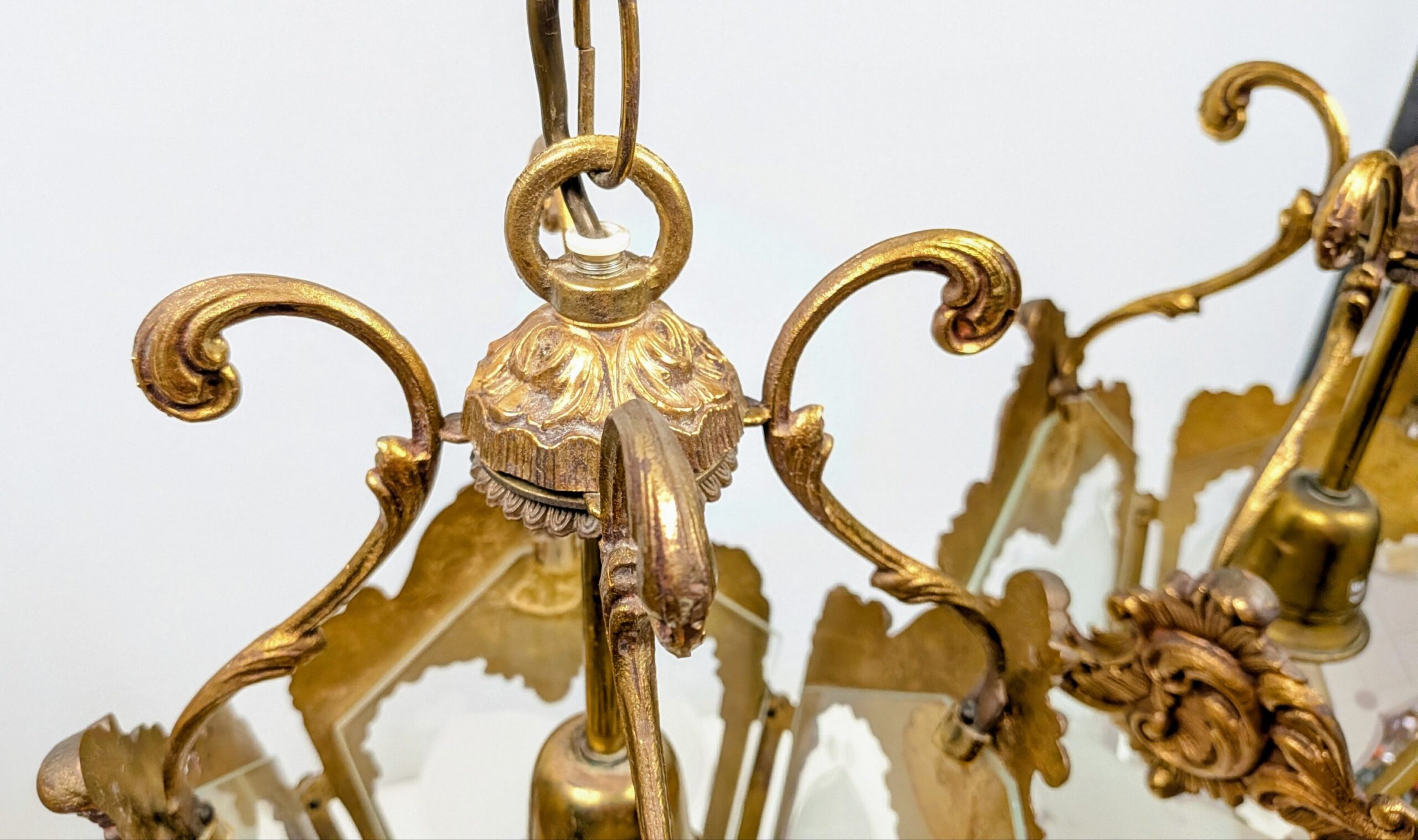 Sjældent sæt med 2 store Louis XV loftlamper i messing og ætset glas – ca. 1950. Pickup only. – produktbillede 13 – Orangeri og udestue belysning