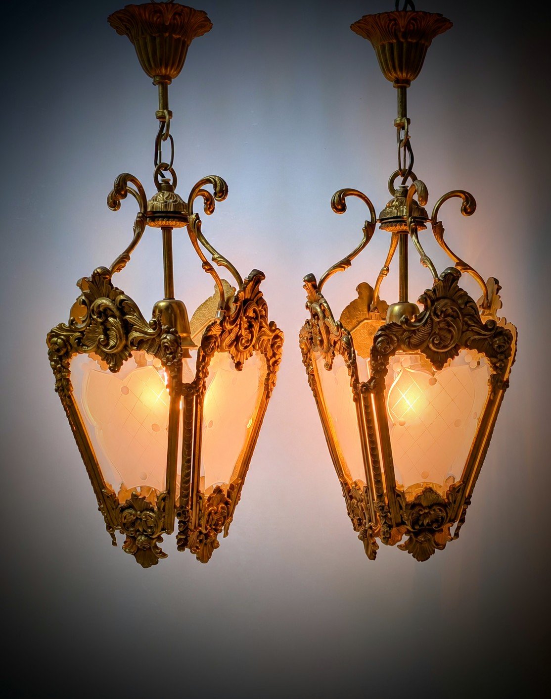 Sjældent sæt med 2 store Louis XV loftlamper i messing og ætset glas – ca. 1950. Pickup only. – produktbillede 1 – Orangeri og udestue belysning