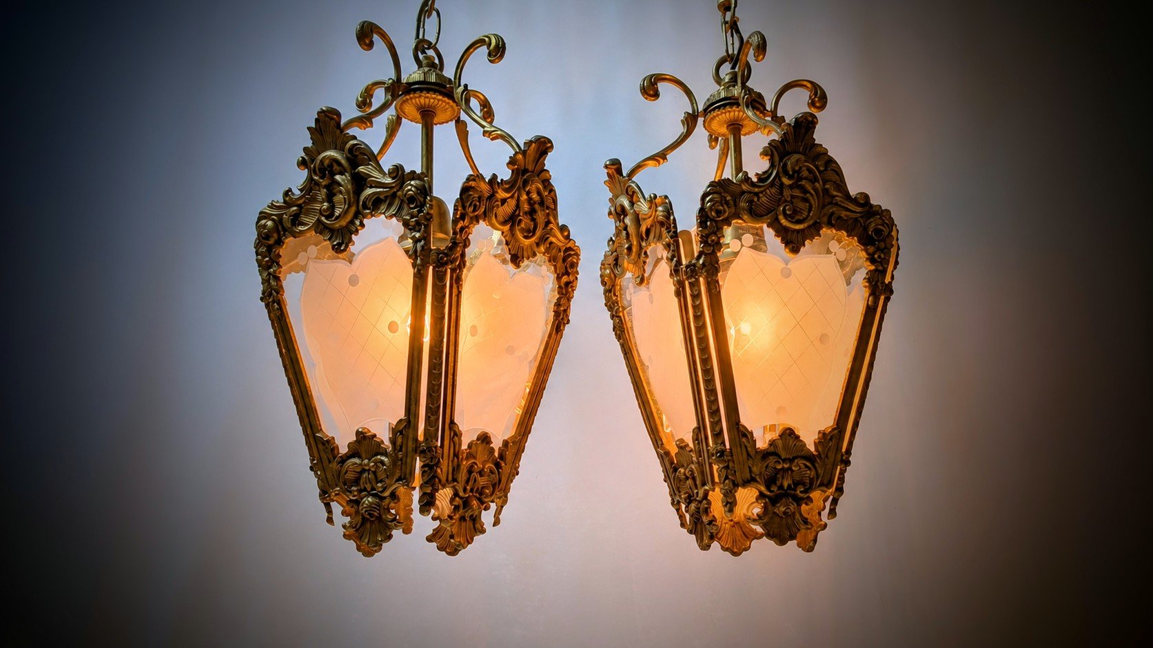 Sjældent sæt med 2 store Louis XV loftlamper i messing og ætset glas – ca. 1950. Pickup only. – produktbillede 2 – Orangeri og udestue belysning