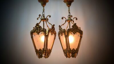Sjældent sæt med 2 store Louis XV loftlamper i messing og ætset glas – ca. 1950. Pickup only. – Orangeri og udestue belysning