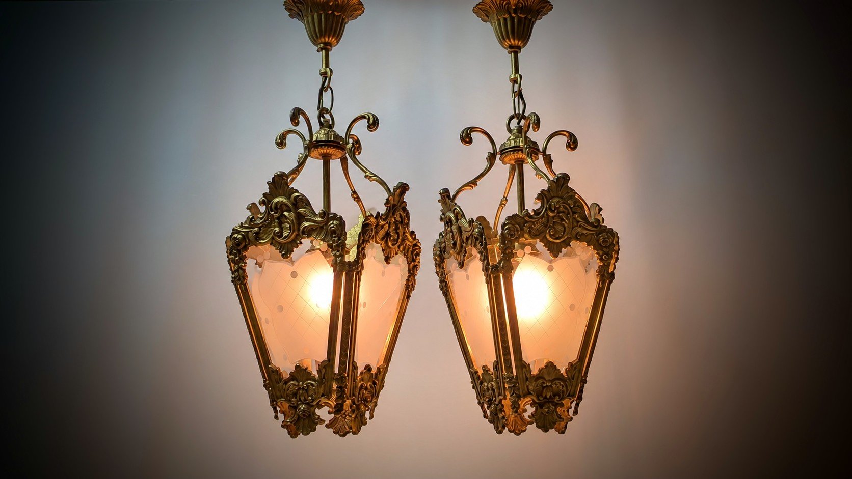 Sjældent sæt med 2 store Louis XV loftlamper i messing og ætset glas – ca. 1950. Pickup only. – Orangeri og udestue belysning