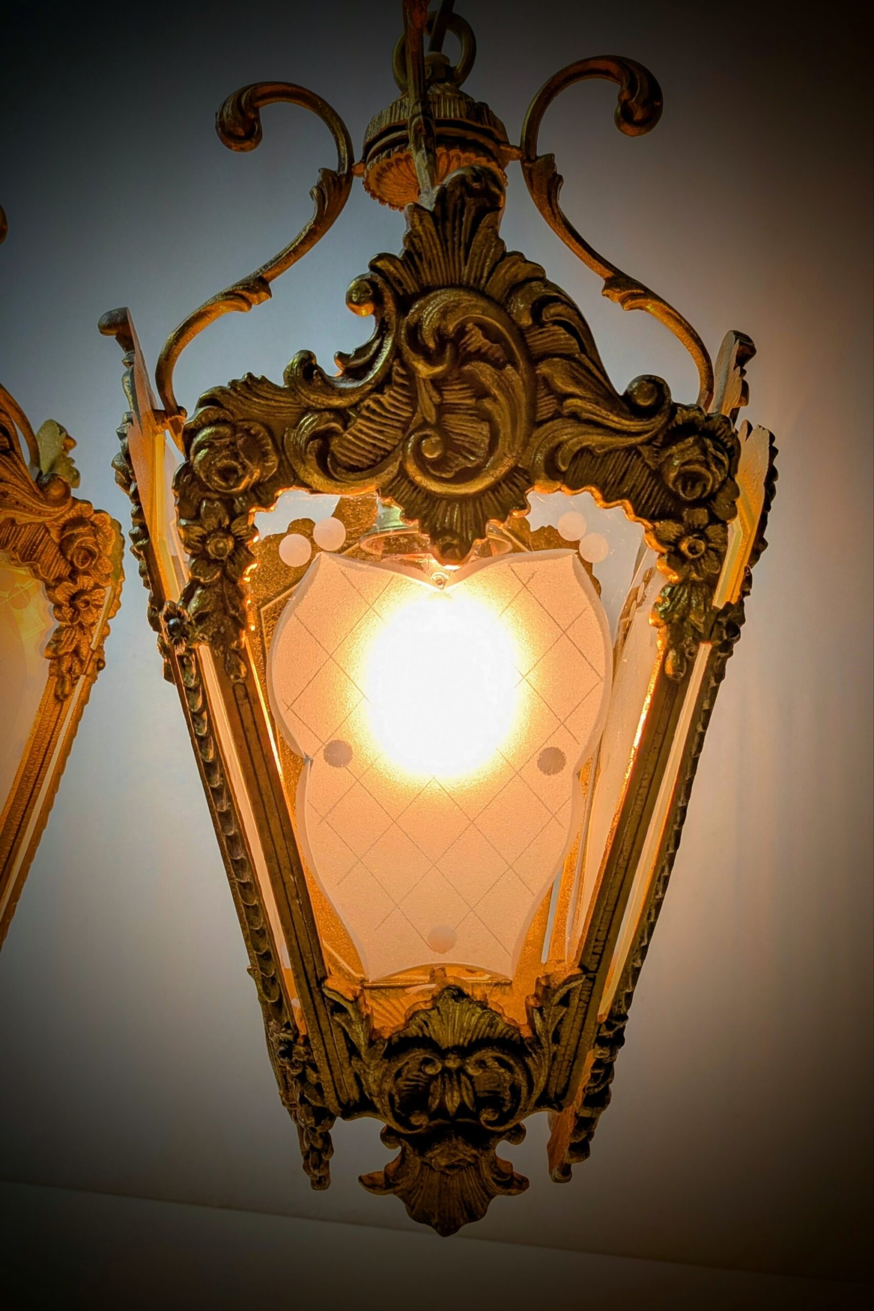 Sjældent sæt med 2 store Louis XV loftlamper i messing og ætset glas – ca. 1950. Pickup only. – produktbillede 12 – Orangeri og udestue belysning