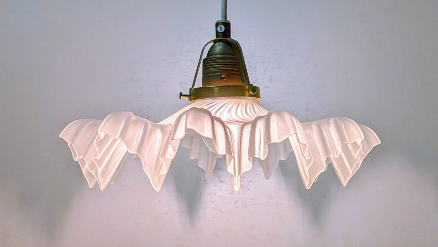 Skøn Pariserpendel loftlampe fra 1960 i mat glas med Ø28. Luksuriøs belysning – produktbillede 2 – Hvide og neutrale stilfulde