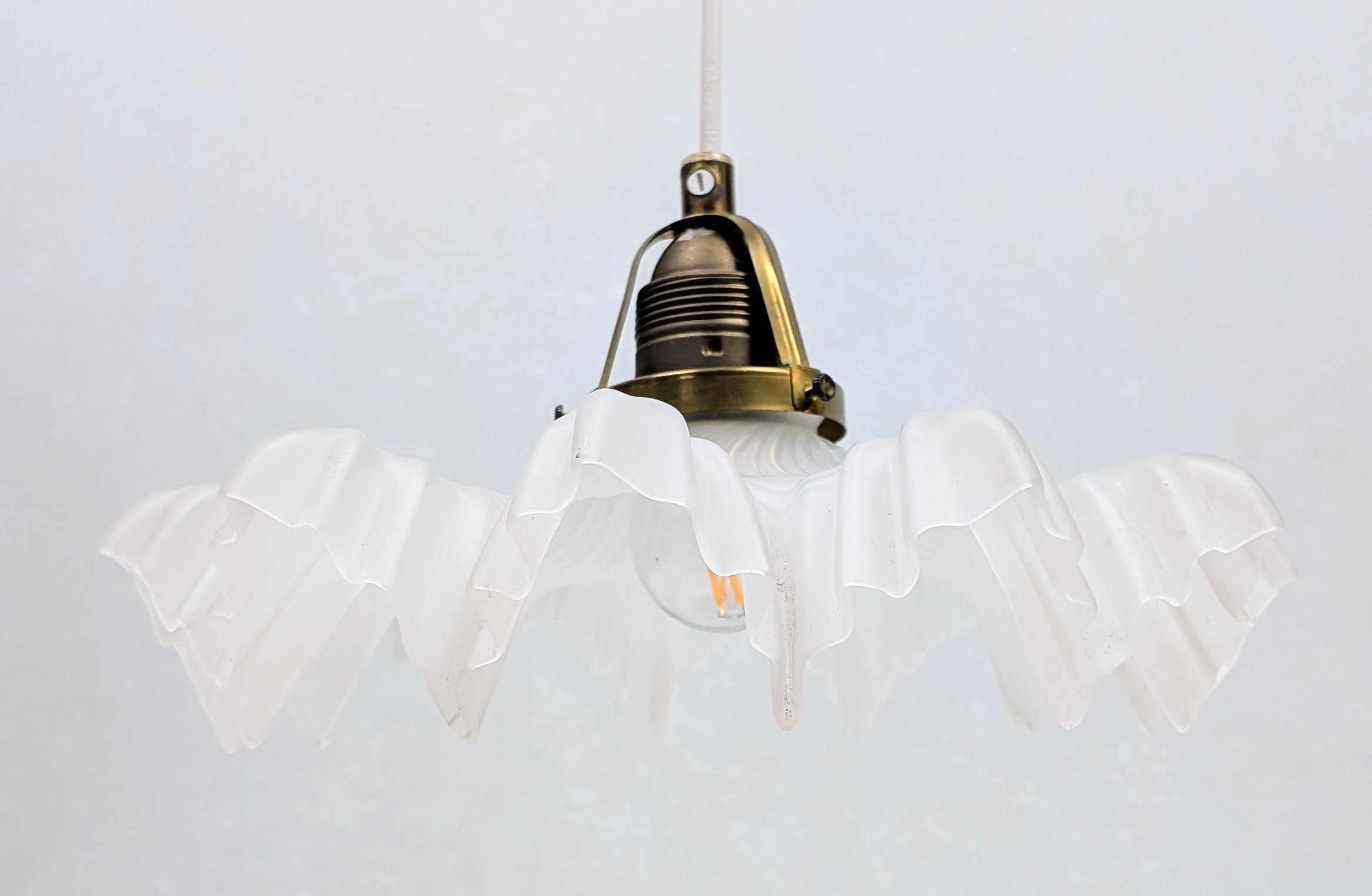 Skøn Pariserpendel loftlampe fra 1960 i mat glas med Ø28. Luksuriøs belysning – produktbillede 4 – Hvide og neutrale stilfulde