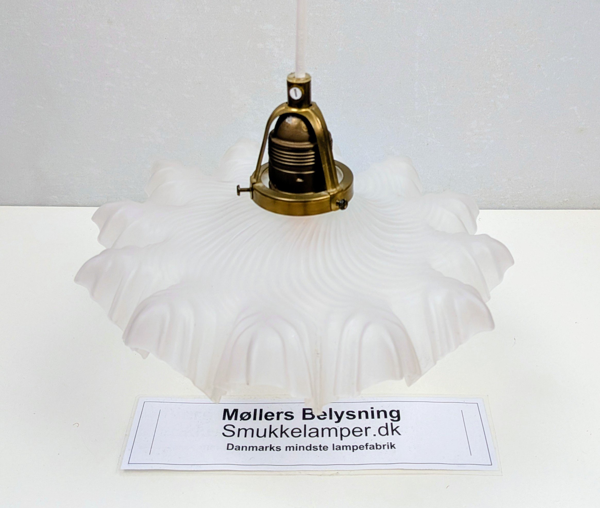 Skøn Pariserpendel loftlampe fra 1960 i mat glas med Ø28. Luksuriøs belysning – produktbillede 3 – Hvide og neutrale stilfulde