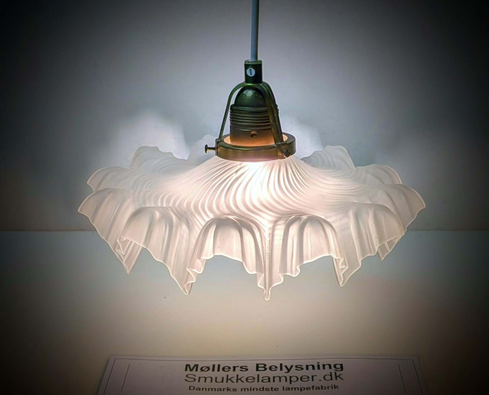 Skøn Pariserpendel loftlampe fra 1960 i mat glas med Ø28. Luksuriøs belysning – produktbillede 1 – Hvide og neutrale stilfulde