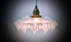 Skøn Pariserpendel loftlampe fra 1960 i mat glas med Ø28. Luksuriøs belysning