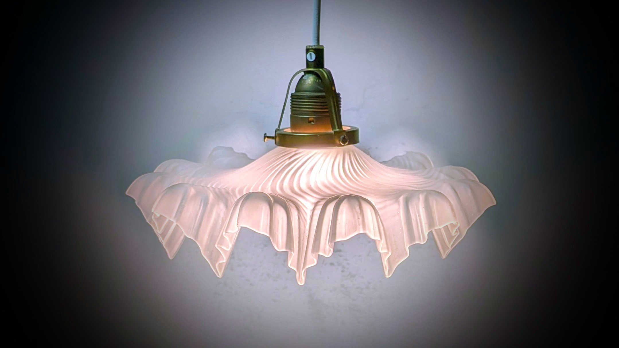 Skøn Pariserpendel loftlampe fra 1960 i mat glas med Ø28. Luksuriøs belysning – Hvide og neutrale stilfulde