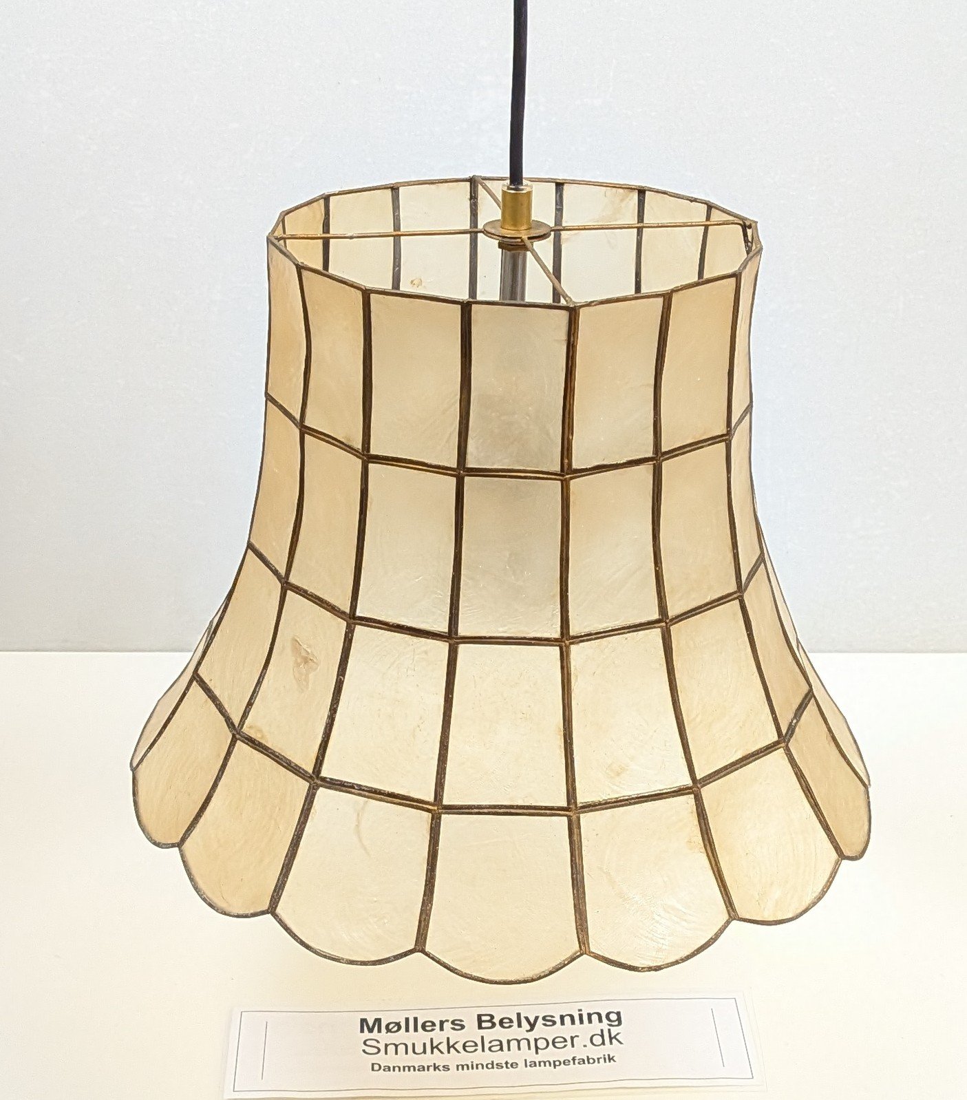 Skøn Fransk vintage lampe fra 1960. Ø35. Capiz muslinge skaller og messing. – produktbillede 4 – Orangeri og udestue belysning