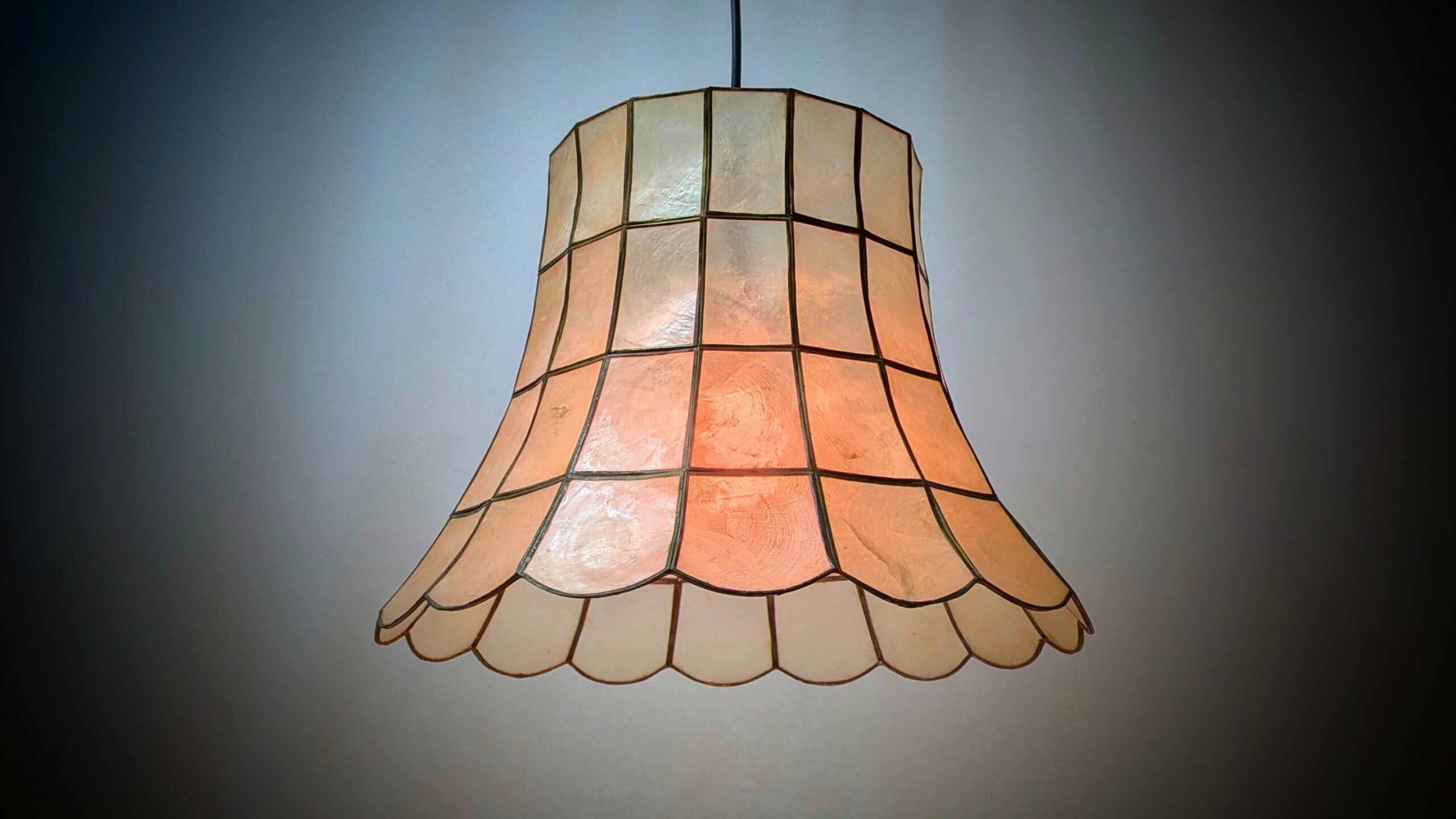 Skøn Fransk vintage lampe fra 1960. Ø35. Capiz muslinge skaller og messing. – produktbillede 1 – Orangeri og udestue belysning