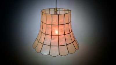 Skøn Fransk vintage lampe fra 1960. Ø35. Capiz muslinge skaller og messing. – Orangeri og udestue belysning