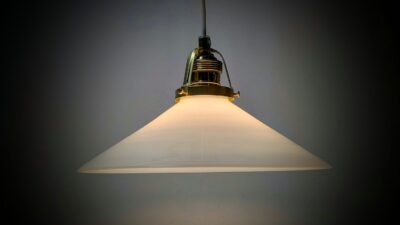 Holmegaard antik skomager pendel. Ø26,2 , 8,7 cmH. Messing. Fra 1890. Fuld restaureret. Hvid grå Fyens Glasværk