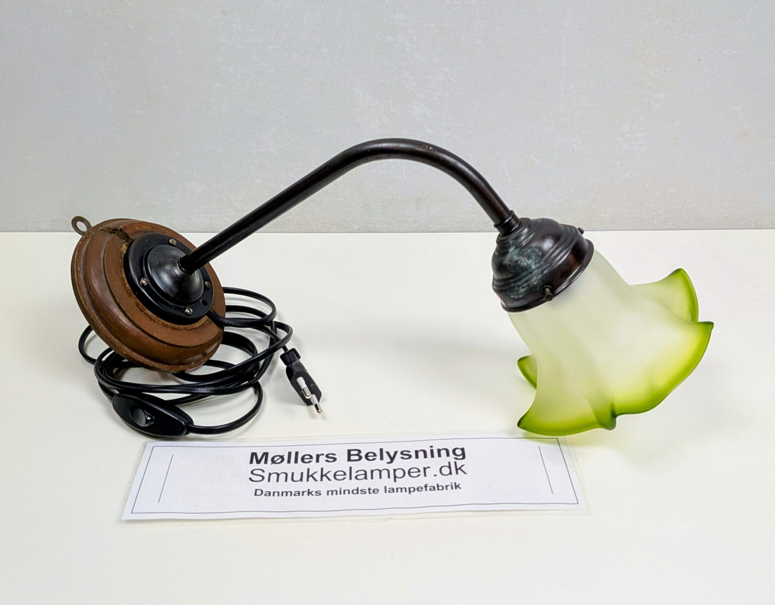 Antik væglampe fra 1920. Fuld restaureret. 33 cm udhæng. 23 cmH. Nyt el m.m – produktbillede 1 – Det grønne hjørne