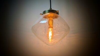 Skøn håndsamlet unika loftlampe. Ø21. 24 cmH. Alt udover glas er nyt.