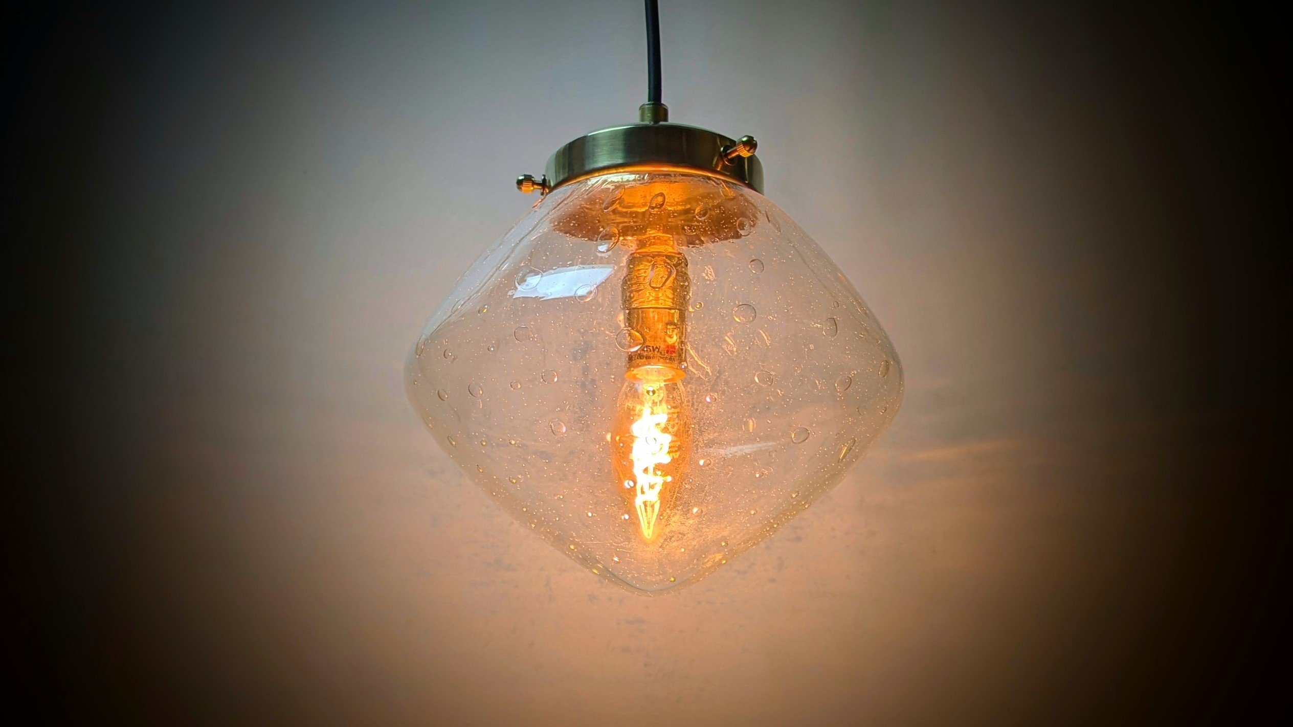 Skøn håndsamlet unika loftlampe. Ø21. 24 cmH. Alt udover glas er nyt.