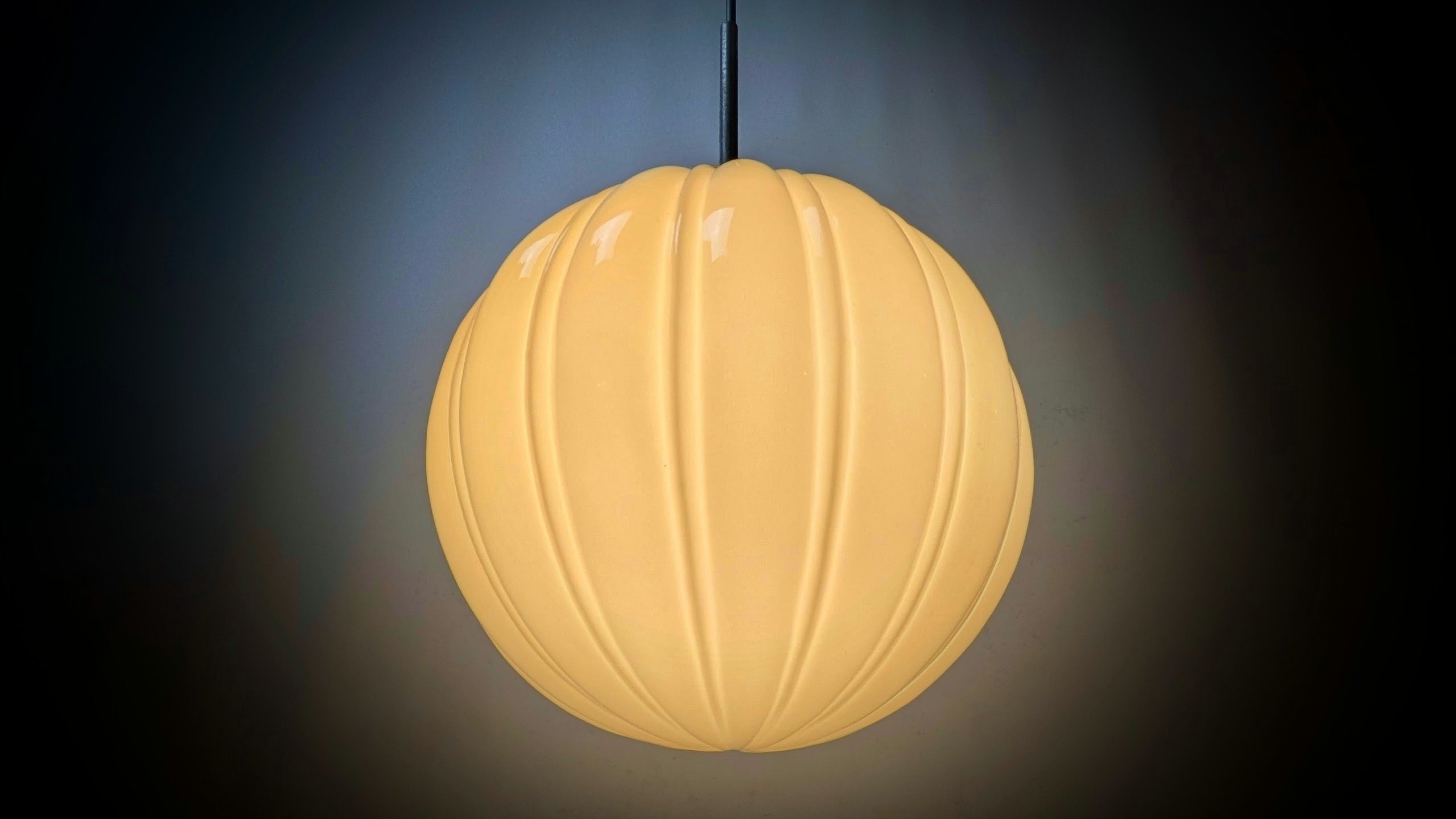 Skøn Antik kuglependel loftlampe fra 1930. Ø27. Sandfarvet. Restored. Entre/ orangeri.