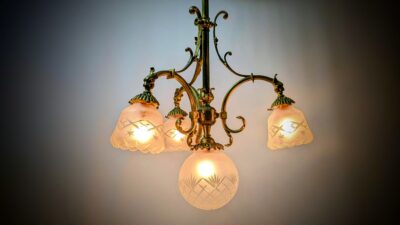 Eksklusiv antik lysekrone i messing med fire facetslebne glas – ca. 1930. 80 cm nedhæng. Pickup only. – Lysekroner til spisestue – hall m.m
