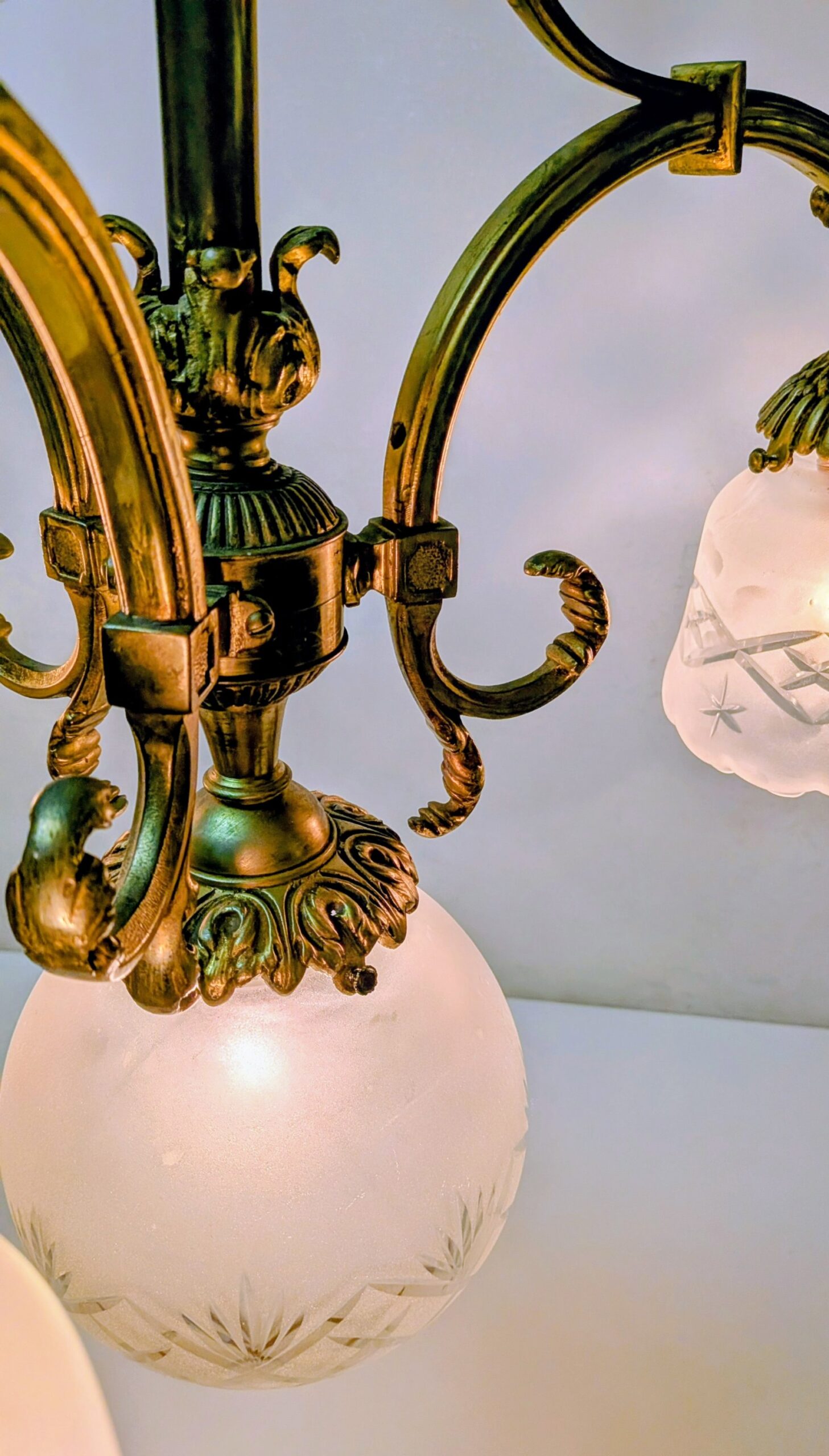 Eksklusiv antik lysekrone i messing med fire facetslebne glas – ca. 1930. 80 cm nedhæng. Pickup only. – produktbillede 11 – Lysekroner til spisestue – hall m.m