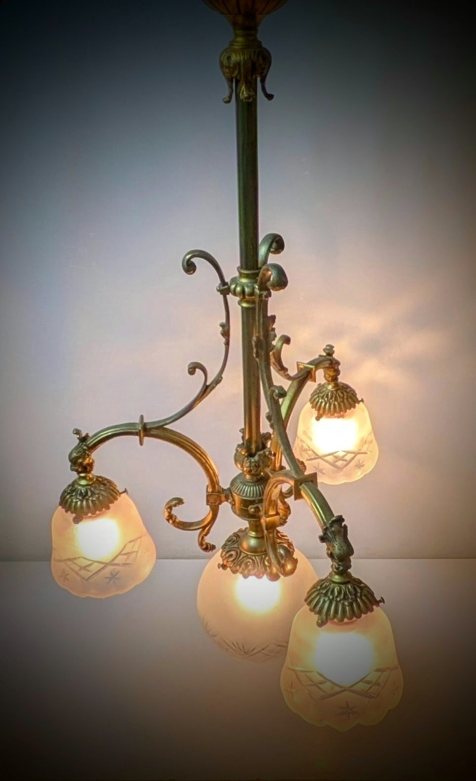Eksklusiv antik lysekrone i messing med fire facetslebne glas – ca. 1930. 80 cm nedhæng. Pickup only. – produktbillede 5 – Lysekroner til spisestue – hall m.m