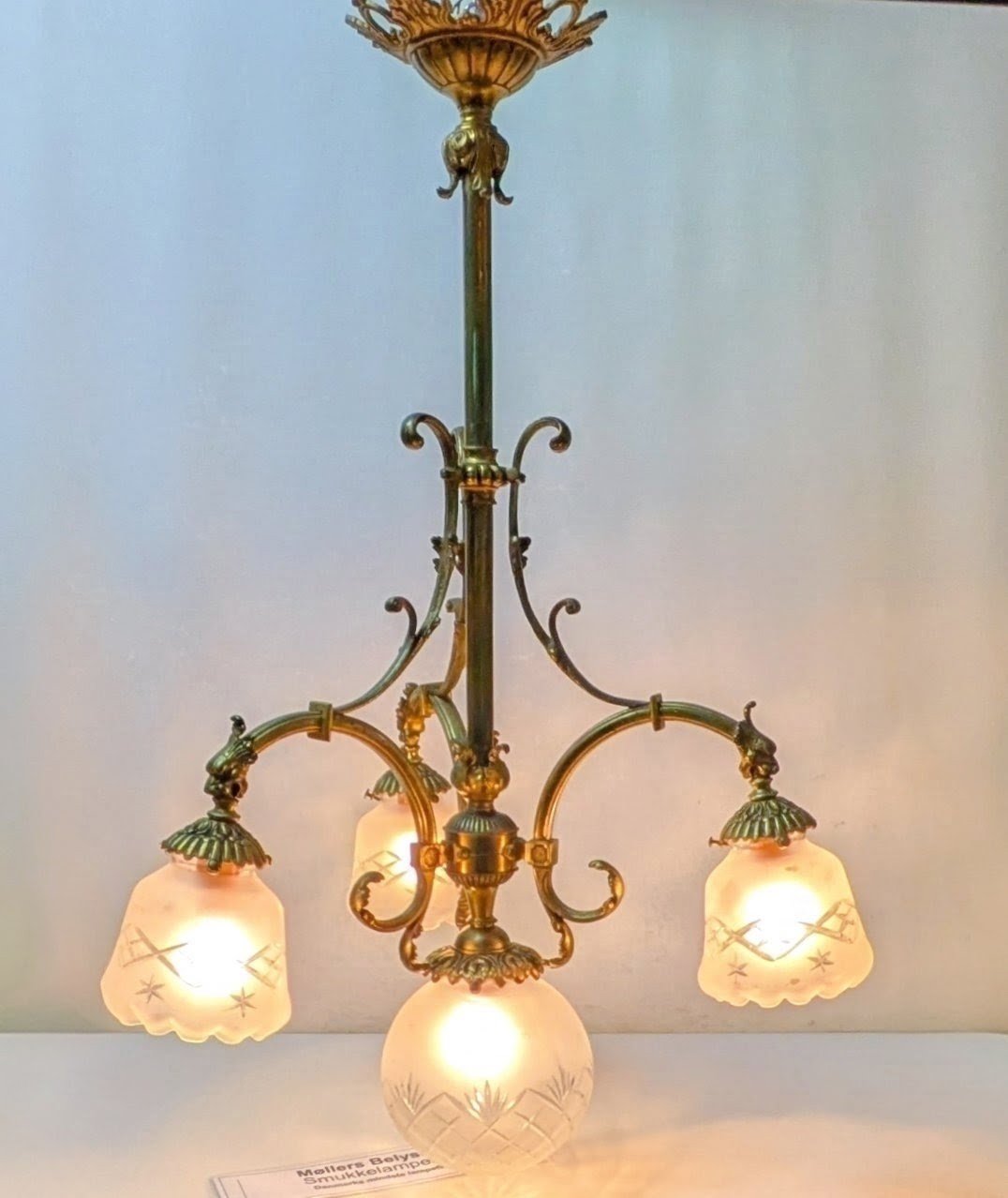 Eksklusiv antik lysekrone i messing med fire facetslebne glas – ca. 1930. 80 cm nedhæng. Pickup only. – produktbillede 2 – Lysekroner til spisestue – hall m.m