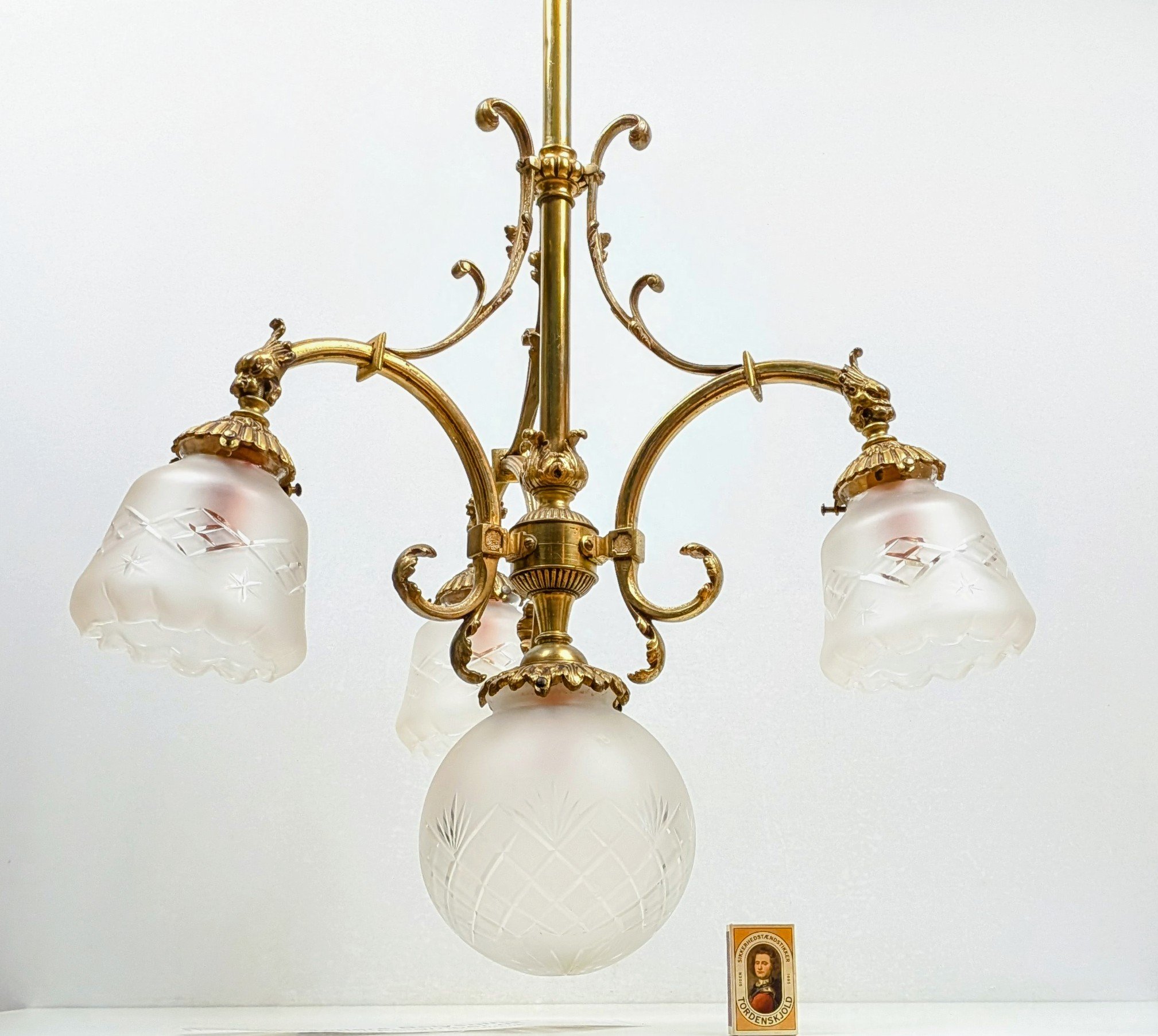 Eksklusiv antik lysekrone i messing med fire facetslebne glas – ca. 1930. 80 cm nedhæng. Pickup only. – produktbillede 6 – Lysekroner til spisestue – hall m.m