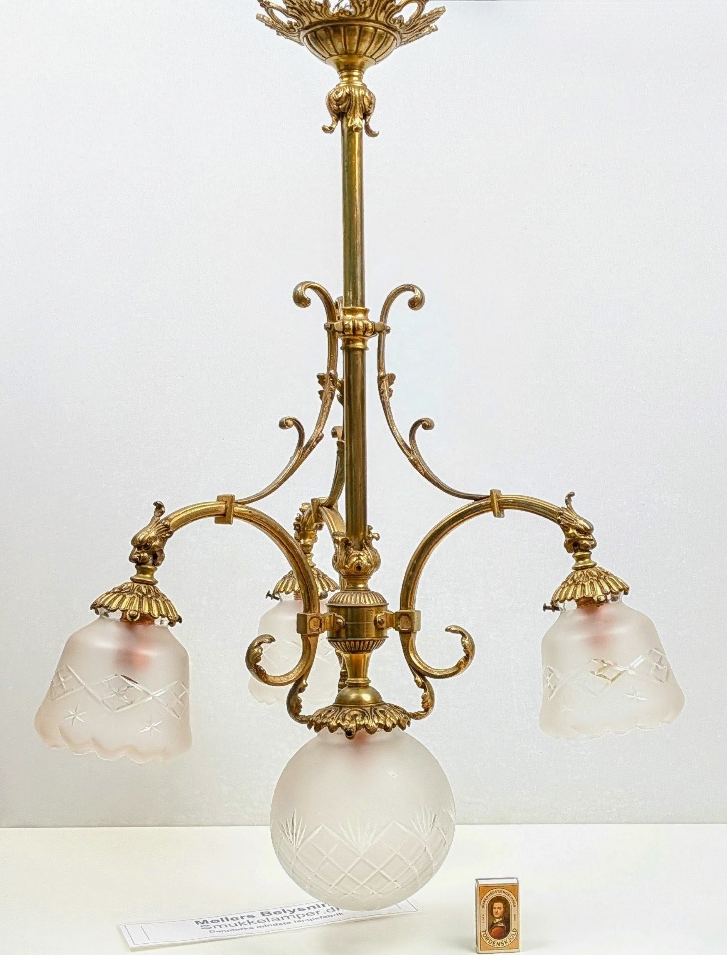 Eksklusiv antik lysekrone i messing med fire facetslebne glas – ca. 1930. 80 cm nedhæng. Pickup only. – produktbillede 3 – Lysekroner til spisestue – hall m.m