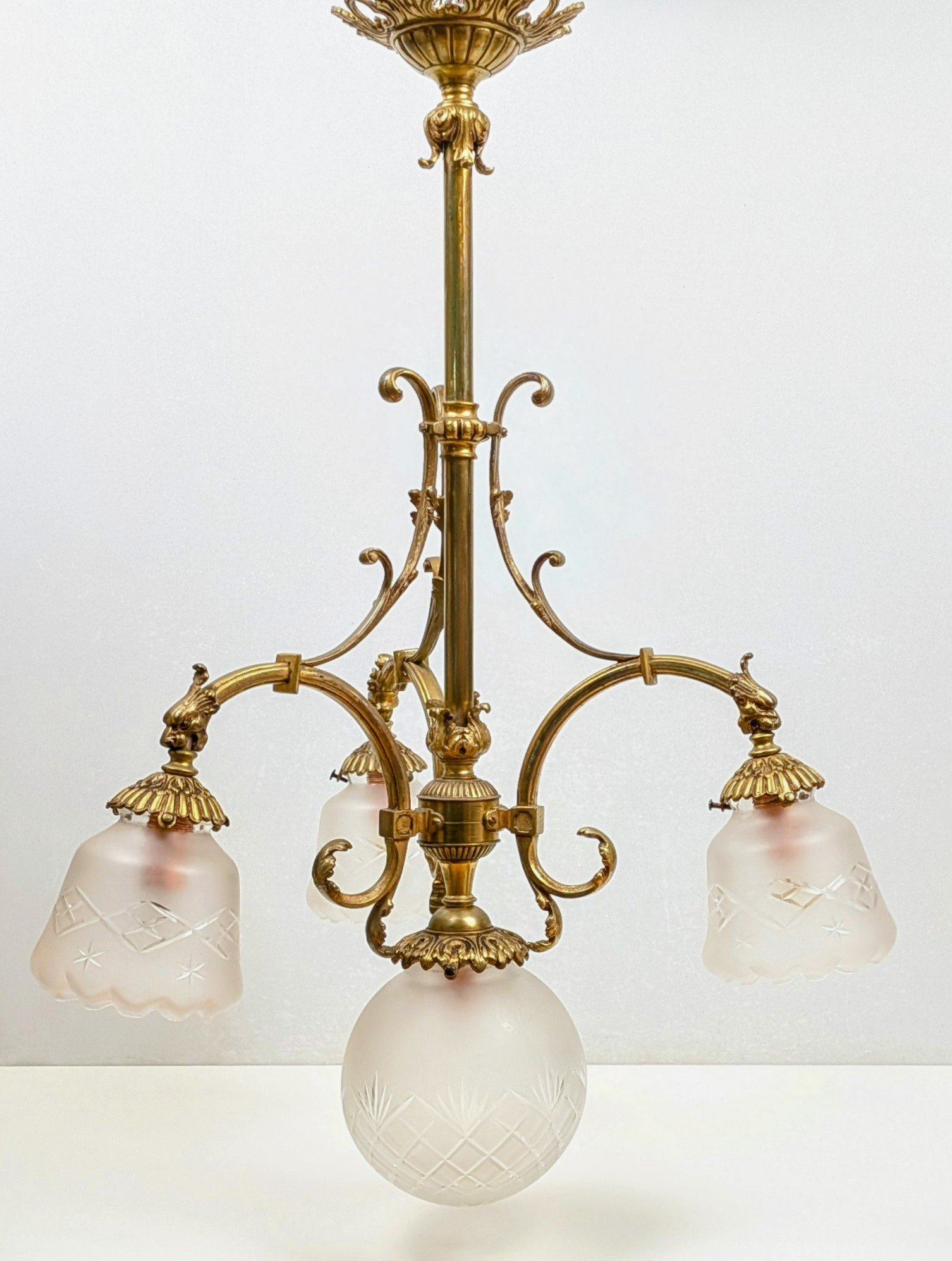 Eksklusiv antik lysekrone i messing med fire facetslebne glas – ca. 1930. 80 cm nedhæng. Pickup only. – produktbillede 4 – Lysekroner til spisestue – hall m.m