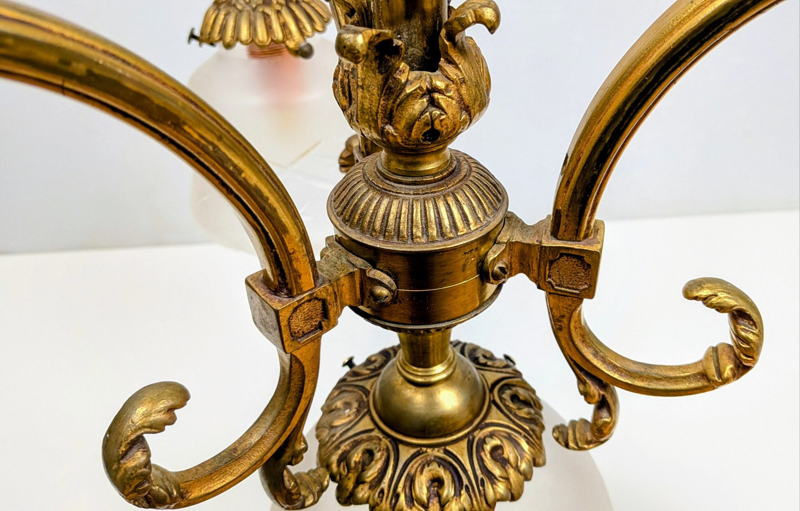 Eksklusiv antik lysekrone i messing med fire facetslebne glas – ca. 1930. 80 cm nedhæng. Pickup only. – produktbillede 10 – Lysekroner til spisestue – hall m.m