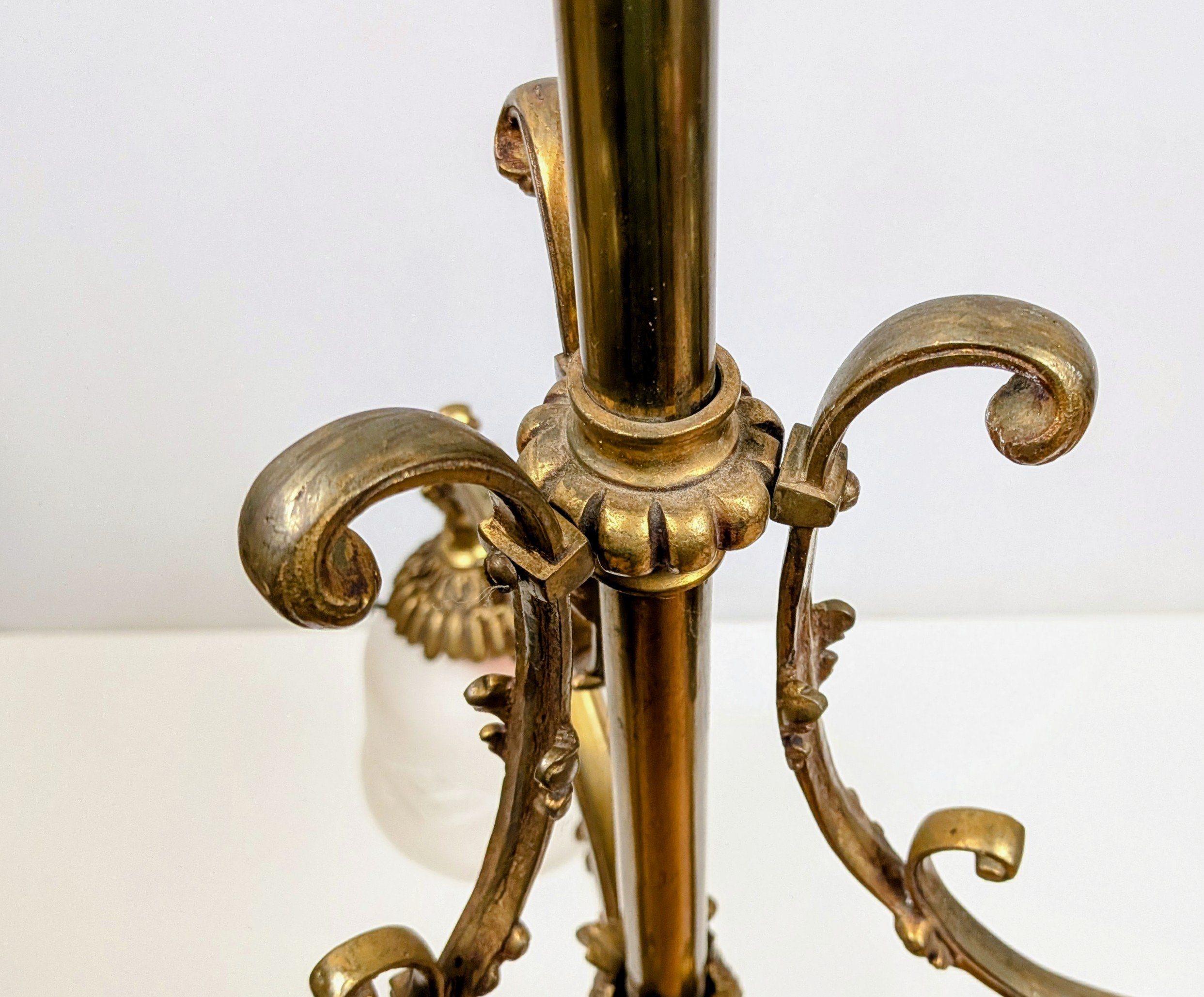 Eksklusiv antik lysekrone i messing med fire facetslebne glas – ca. 1930. 80 cm nedhæng. Pickup only. – produktbillede 9 – Lysekroner til spisestue – hall m.m