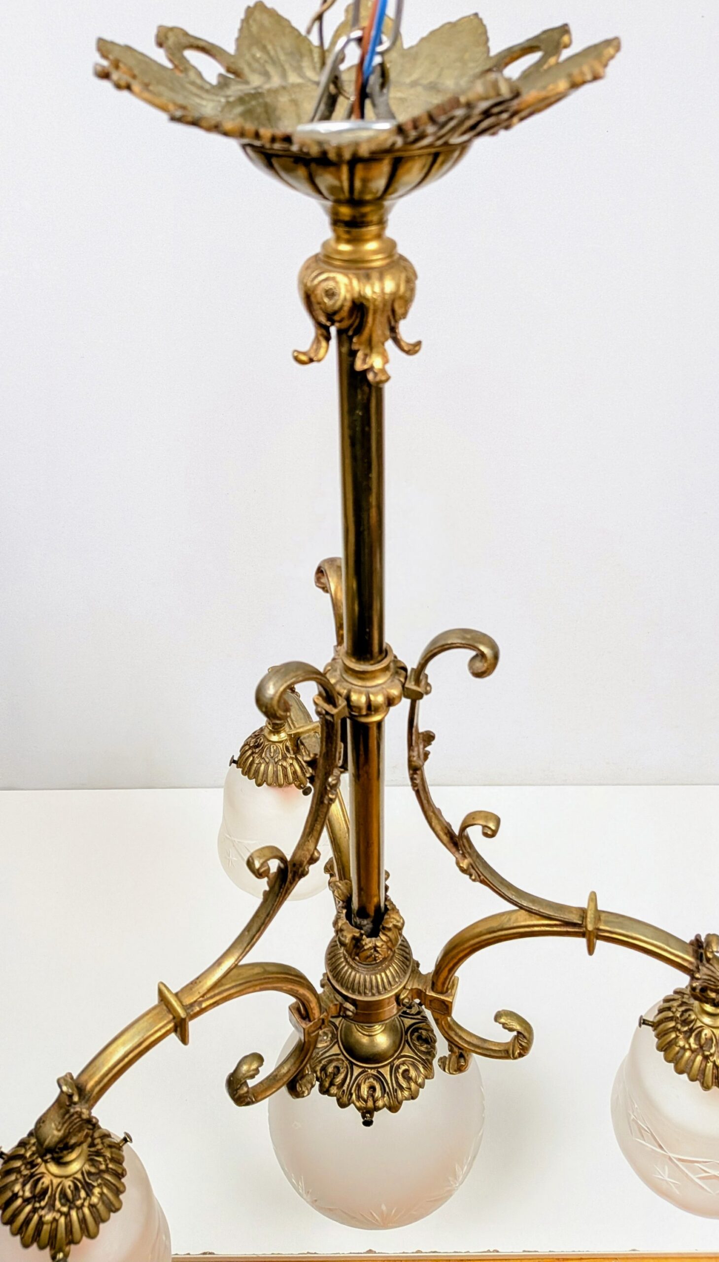 Eksklusiv antik lysekrone i messing med fire facetslebne glas – ca. 1930. 80 cm nedhæng. Pickup only. – produktbillede 8 – Lysekroner til spisestue – hall m.m