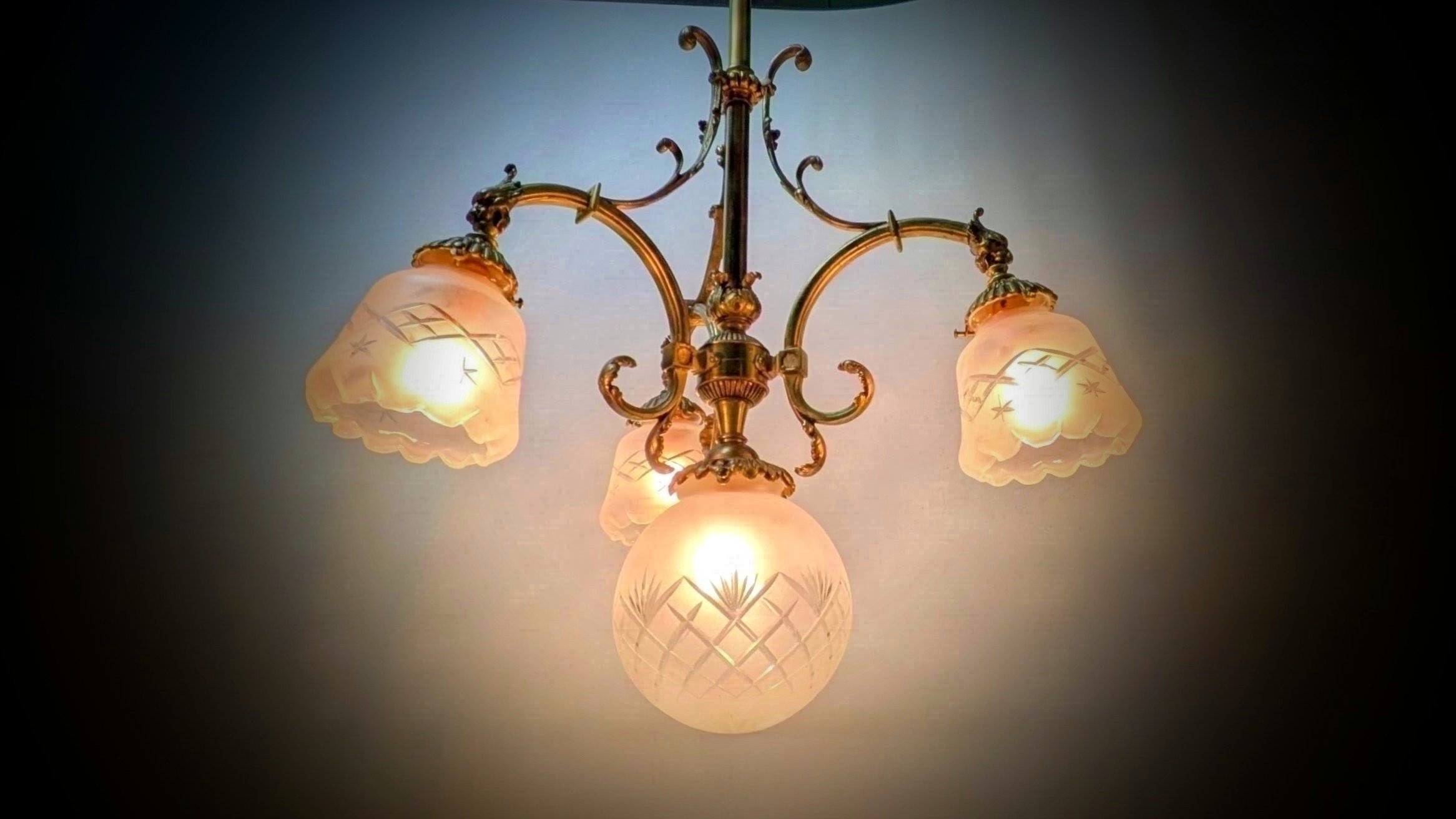Eksklusiv antik lysekrone i messing med fire facetslebne glas – ca. 1930. 80 cm nedhæng. Pickup only. – produktbillede 7 – Lysekroner til spisestue – hall m.m