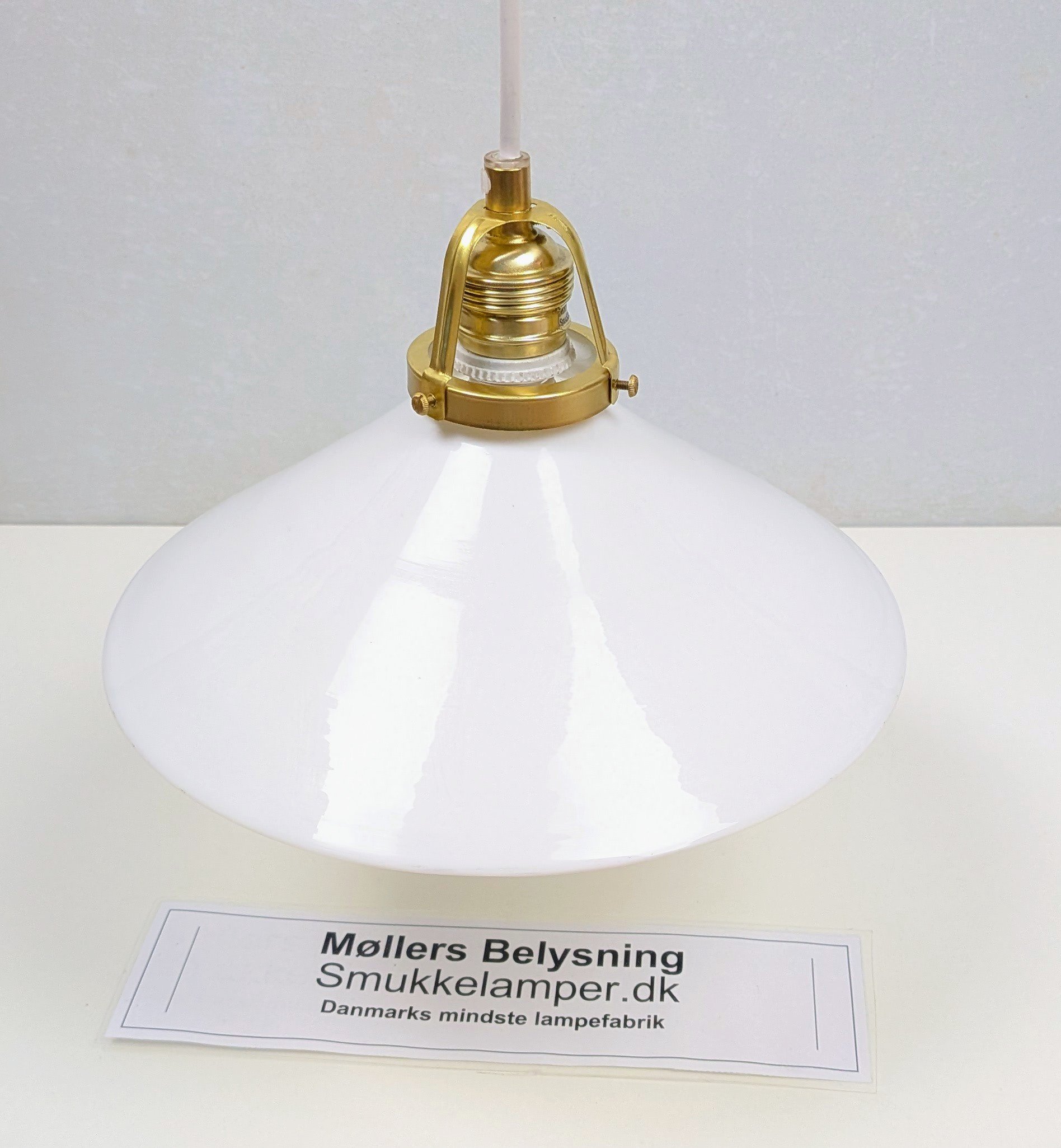 Holmegaard antik skomager pendel. Ø25,6 , 9,3 cmH. Messing. Fra 1890. Fuld restaureret. Hvid. Fyens Glasværk – produktbillede 1 – Skomagerpendler
