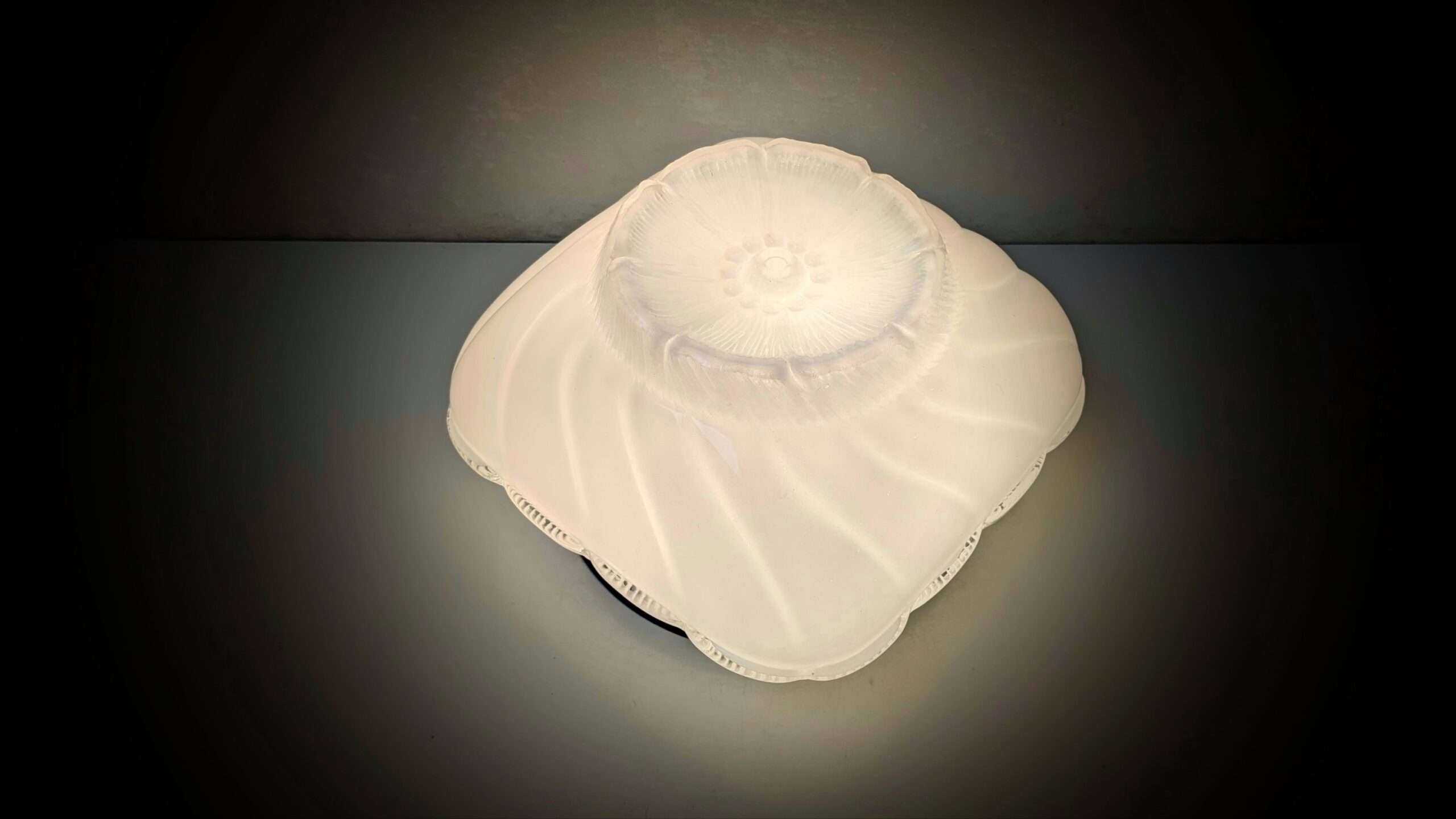 Skøn hvid loft plafond loft / væglampe glas fra 1960. 24x24 cm. Excellent condition. – Plafonder