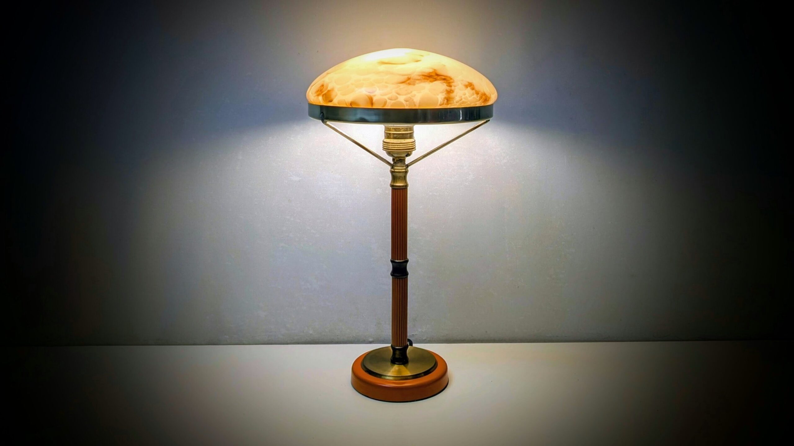 LYFA Art Deco bordlampe fra 1935 – marmoreret glas og original orange base. Danish design. – produktbillede 2 – Stilfulde Bordlamper