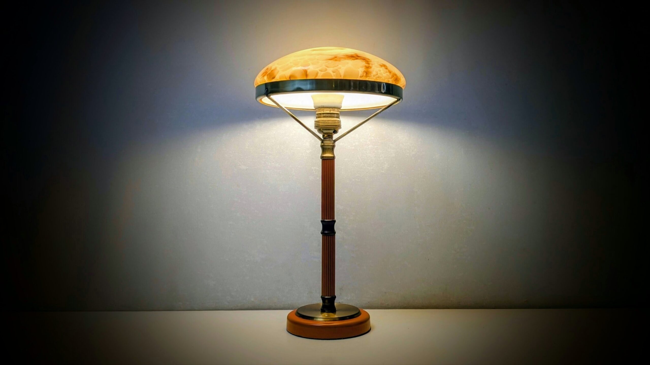 LYFA Art Deco bordlampe fra 1935 – marmoreret glas og original orange base. Danish design. – produktbillede 4 – Stilfulde Bordlamper