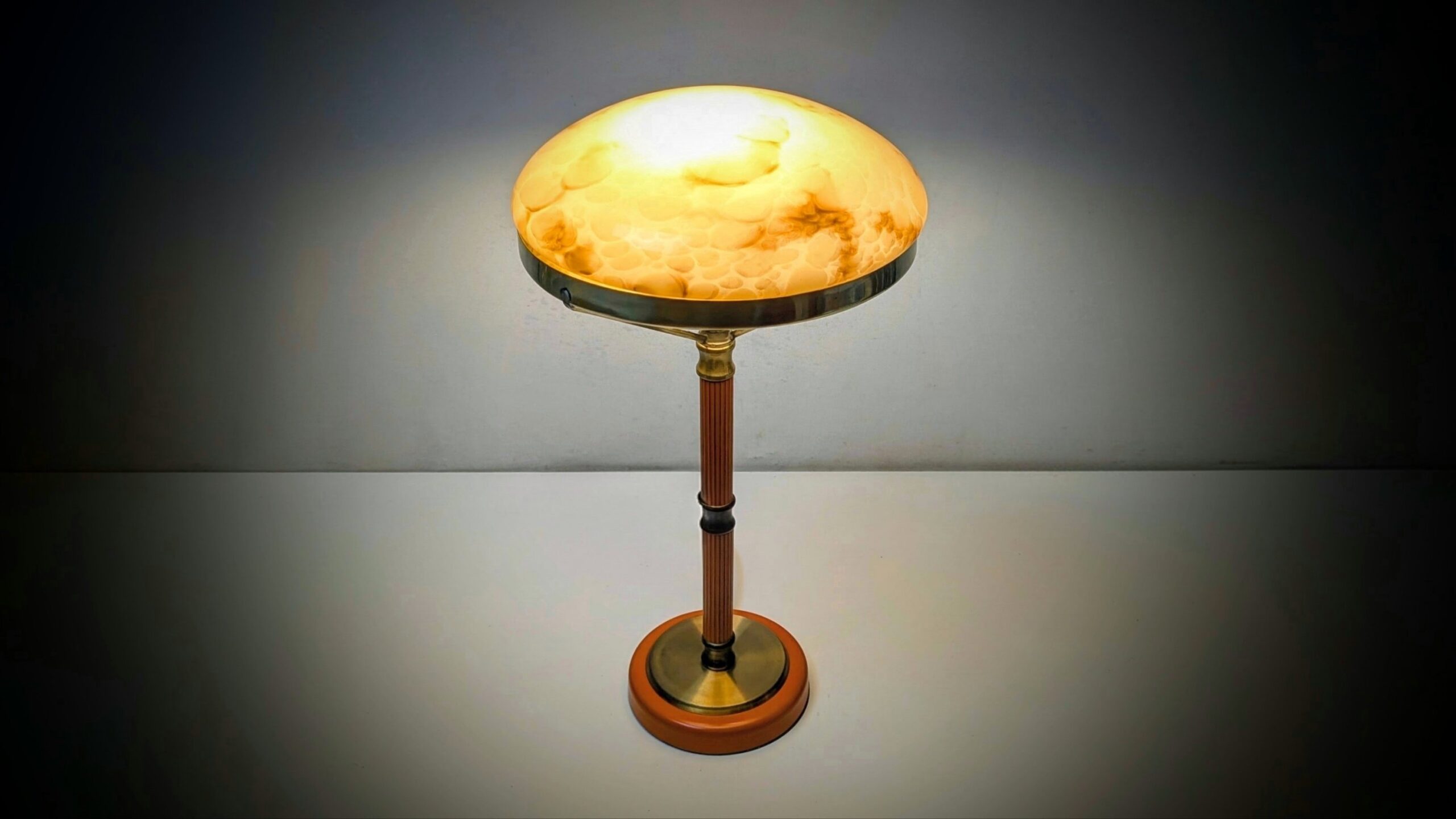 LYFA Art Deco bordlampe fra 1935 – marmoreret glas og original orange base. Danish design. – produktbillede 7 – Stilfulde Bordlamper