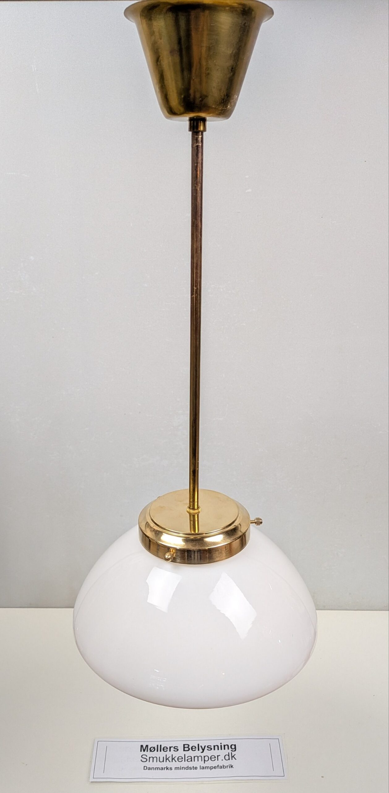 Skøn restored Hall lampe fra 1940. Ø25. 60 cm fast nedhæng. Hvid opal og messing. – produktbillede 3 – Loftlamper