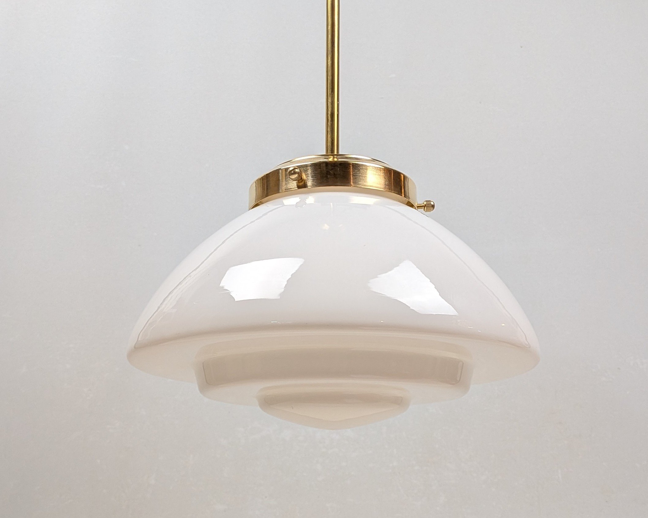 Skøn restored Hall lampe fra 1940. Ø25. 60 cm fast nedhæng. Hvid opal og messing. – produktbillede 2 – Loftlamper