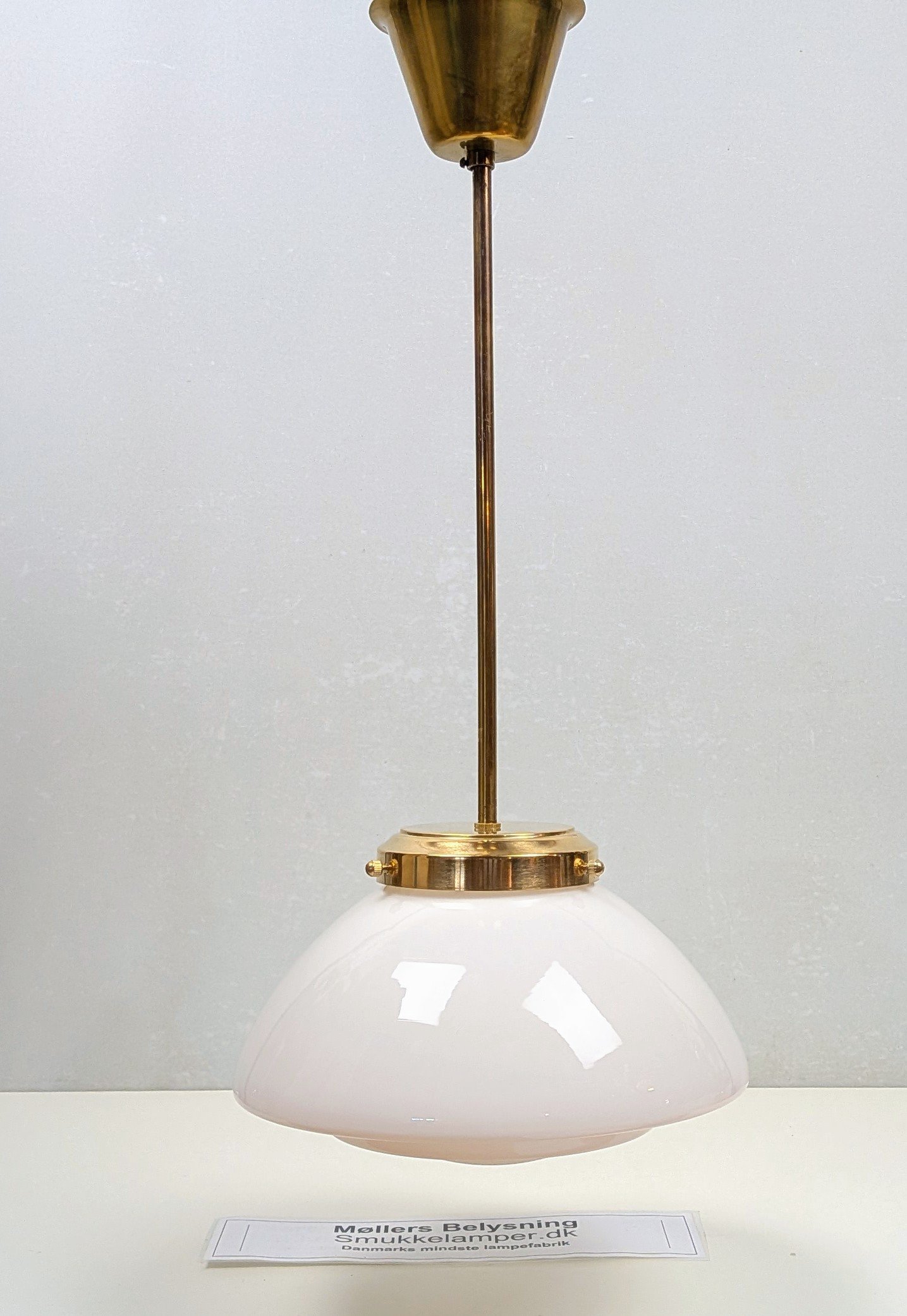 Skøn restored Hall lampe fra 1940. Ø25. 60 cm fast nedhæng. Hvid opal og messing. – produktbillede 1 – Loftlamper